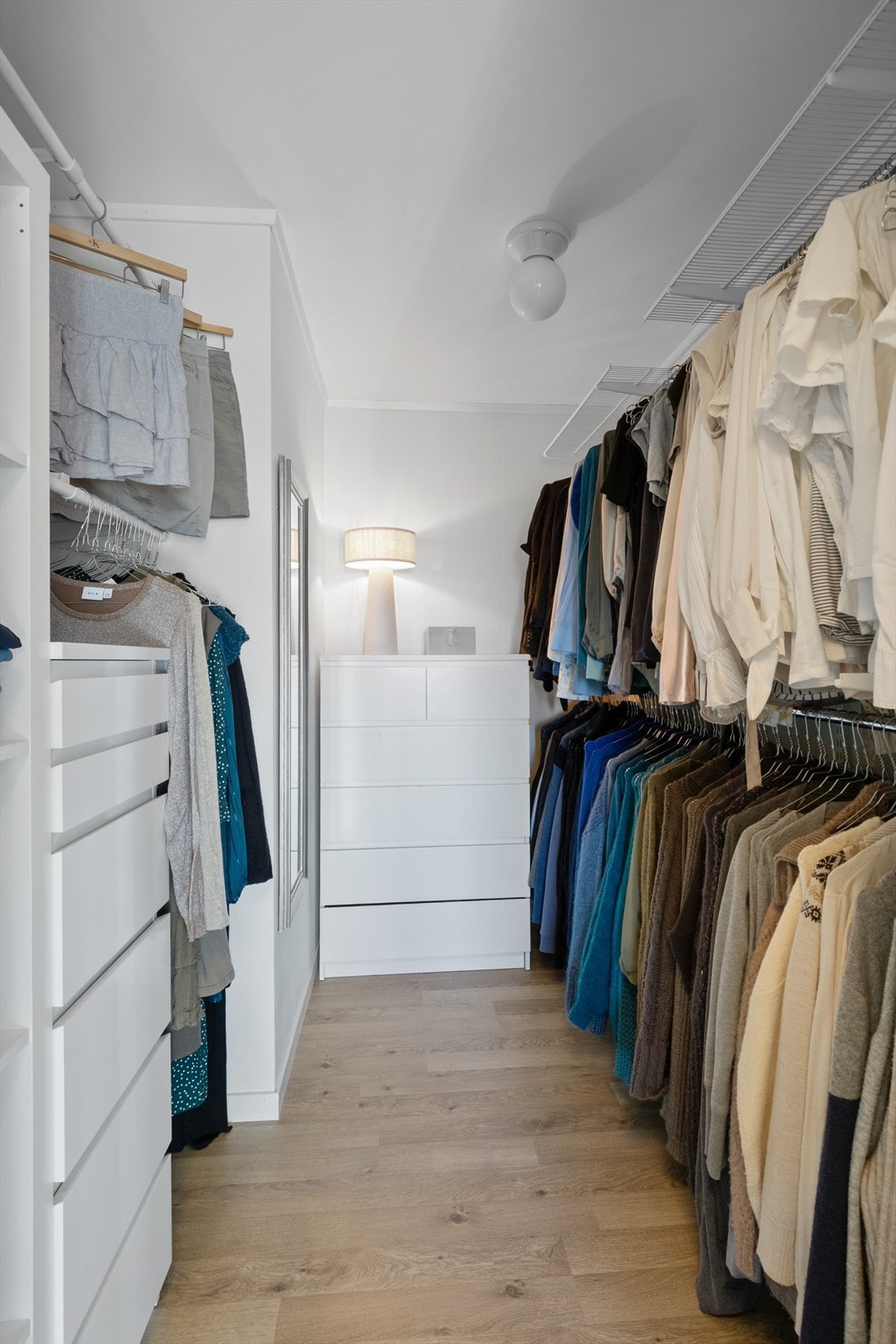Boden i 2.etasje er innredet som et walk-in closet, innredet med garderobeløsning, der en har god plass til alt av klær, sko og diverse tilbehør. Galleribilde