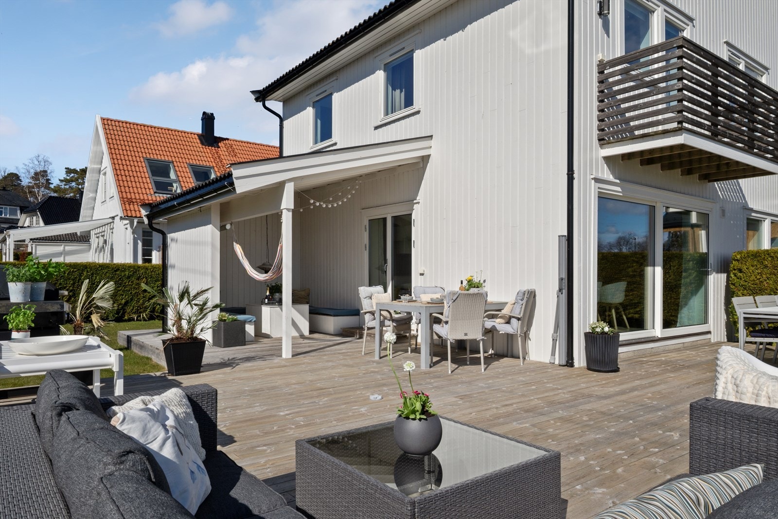 Her ligger alt til rette for både avslapping og sosiale sammenkomster, med en sømløs overgang mellom inne og ute. Galleribilde