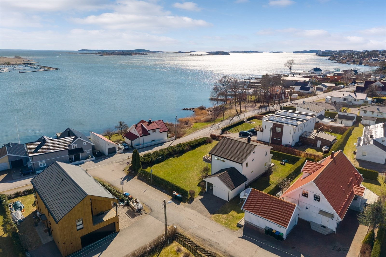 Dette er en sjelden anledning til å sikre seg en eiendom med en romslig tomt i vannkanten, gode solforhold og en attraktiv beliggenhet. Galleribilde