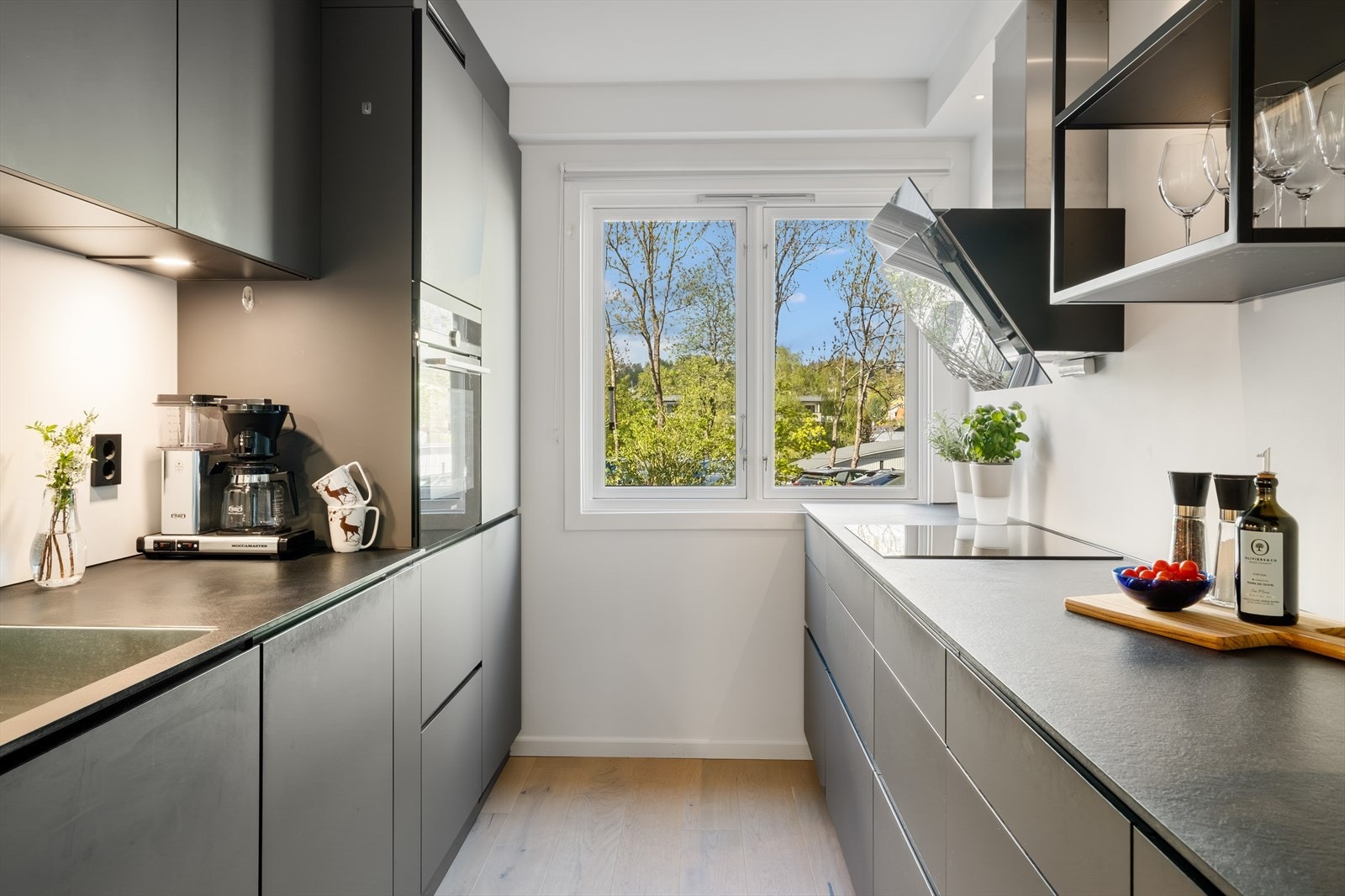 Det er montert kjøkkenventilator med avtrekk ut og varmefolie i gulv på kjøkkenet i 2020. Galleribilde