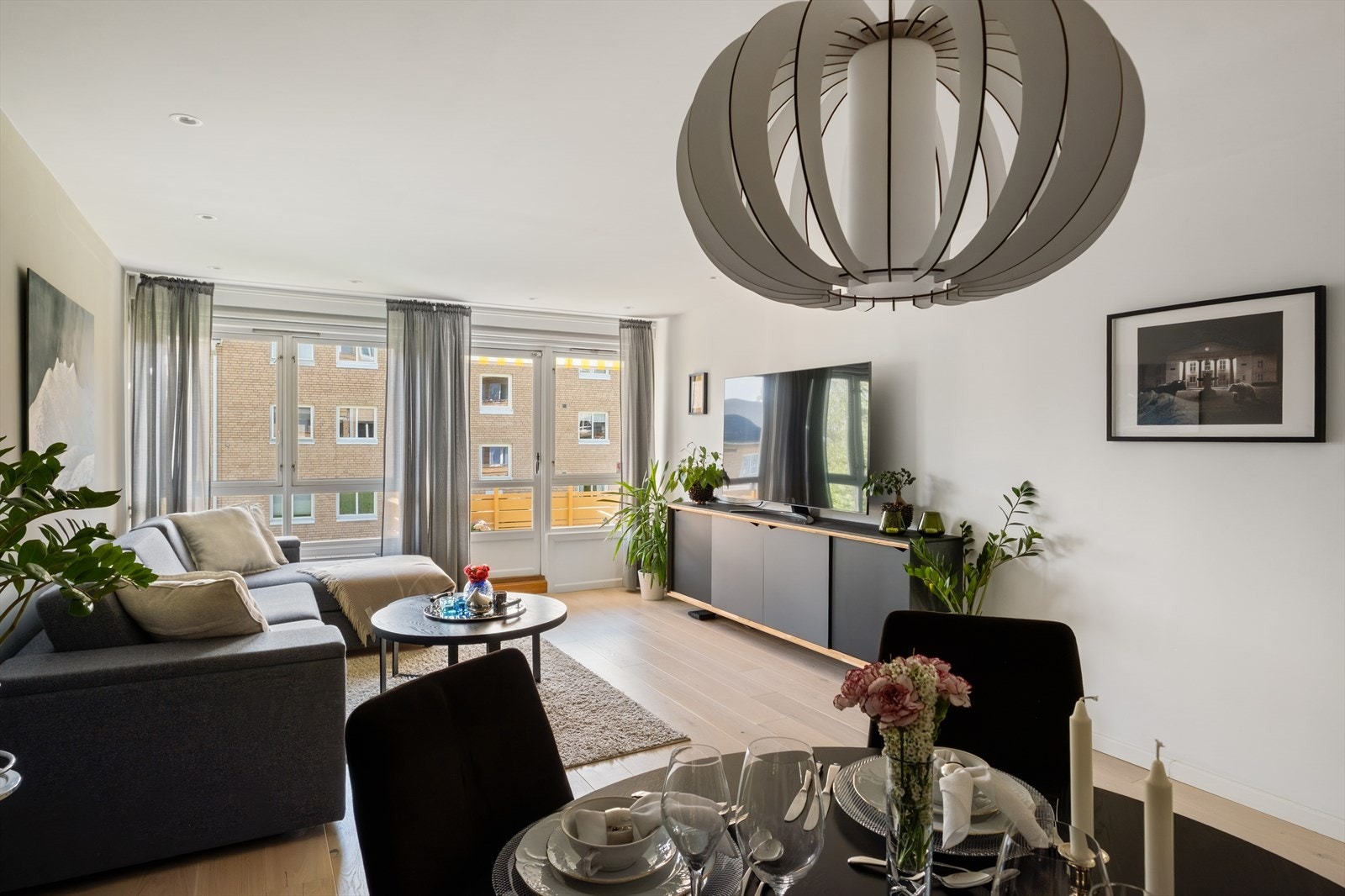Lys og luftig stue med store vindusflater som slipper inn rikelig med naturlig lys. Galleribilde