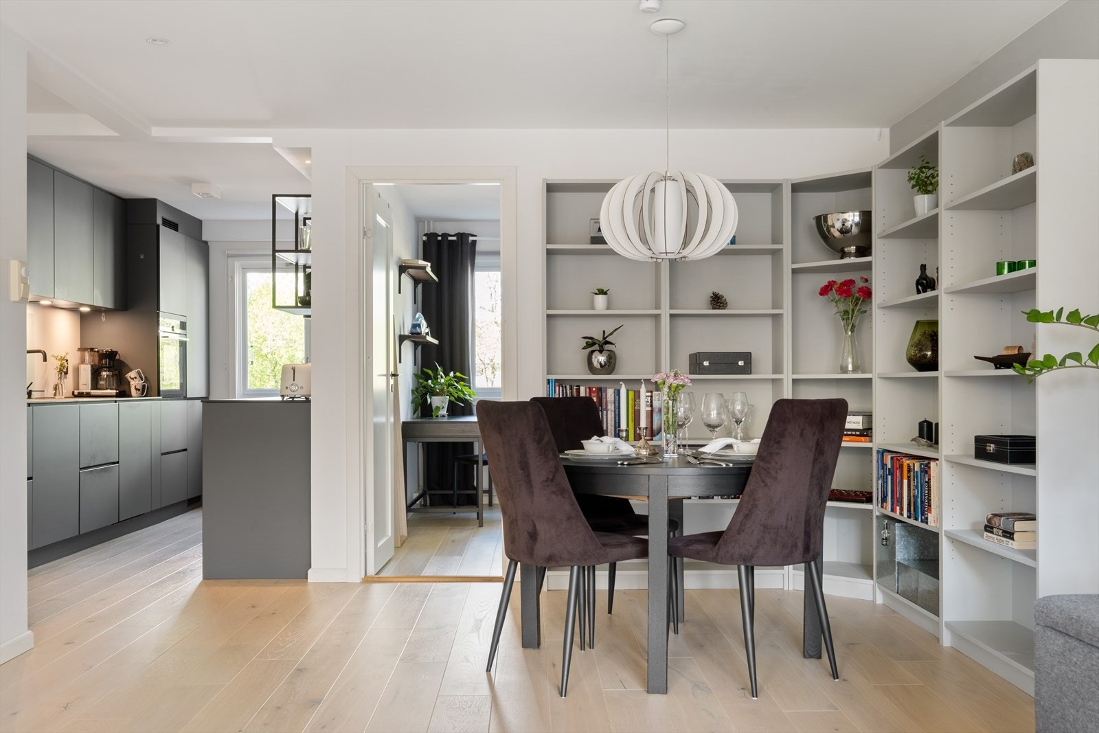 Spiseplass i åpen løsning mot stue - ideelt for å samle venner og familie til hyggelige sammenkomster. Galleribilde