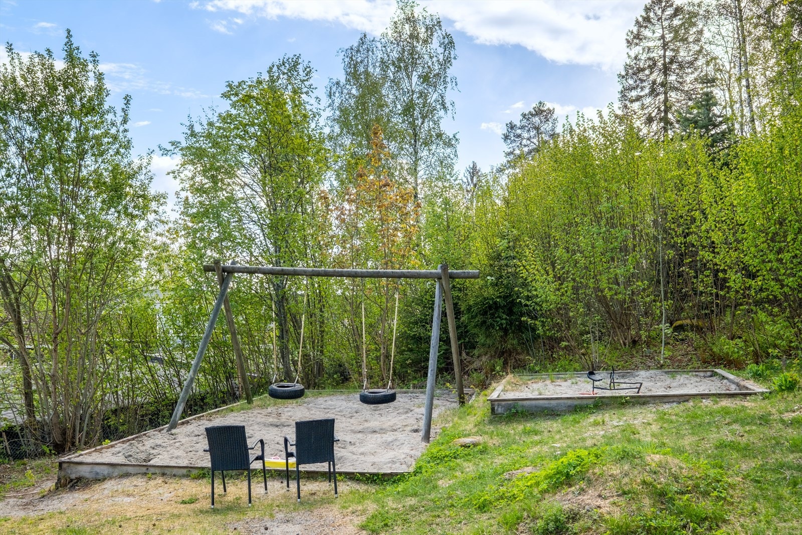 Lekeplassen ligger skjermet bak garasjeanlegget - i tilknytting til basket-/fotballbanen. Galleribilde