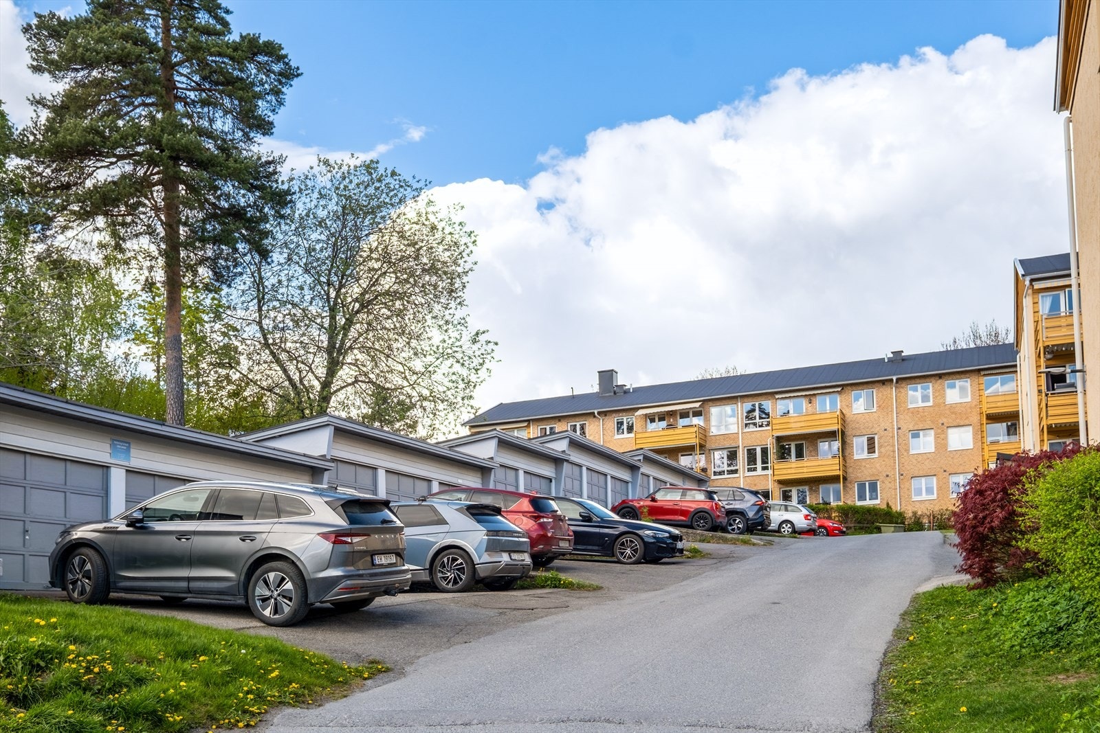 Parkeringsplass rett utenfor leiligheten - tillegg mulighet for leie av garasje med ekstra biloppstillingsplass utenfor garasjen. Galleribilde