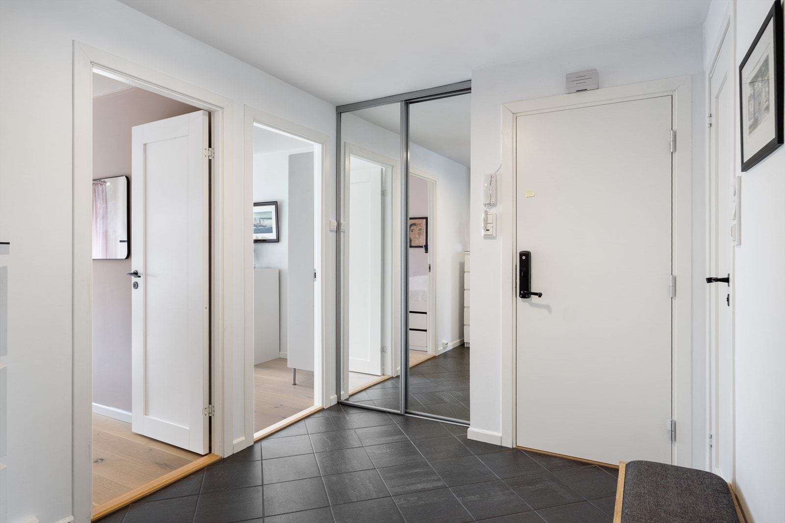 Praktisk og innebygd skyvedørsgarderobe med speilfronter - ideelt for oppbevaring av ytterklær og sko. I tillegg utstyrt med Yale Doorman. Galleribilde