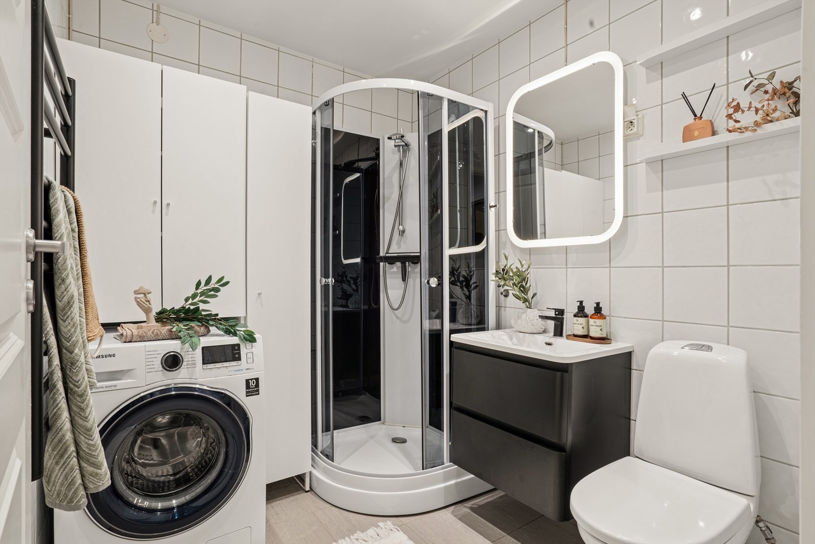 Badet ble oppgradert i 2021 med fliser på gulv, gulvvarme og opplegg for vaskemaskin. Galleribilde