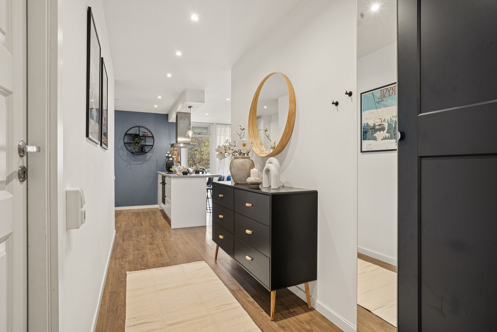 Fra entréen åpner leiligheten seg opp mot kjøkkenet og stuen. Velkommen inn! Galleribilde