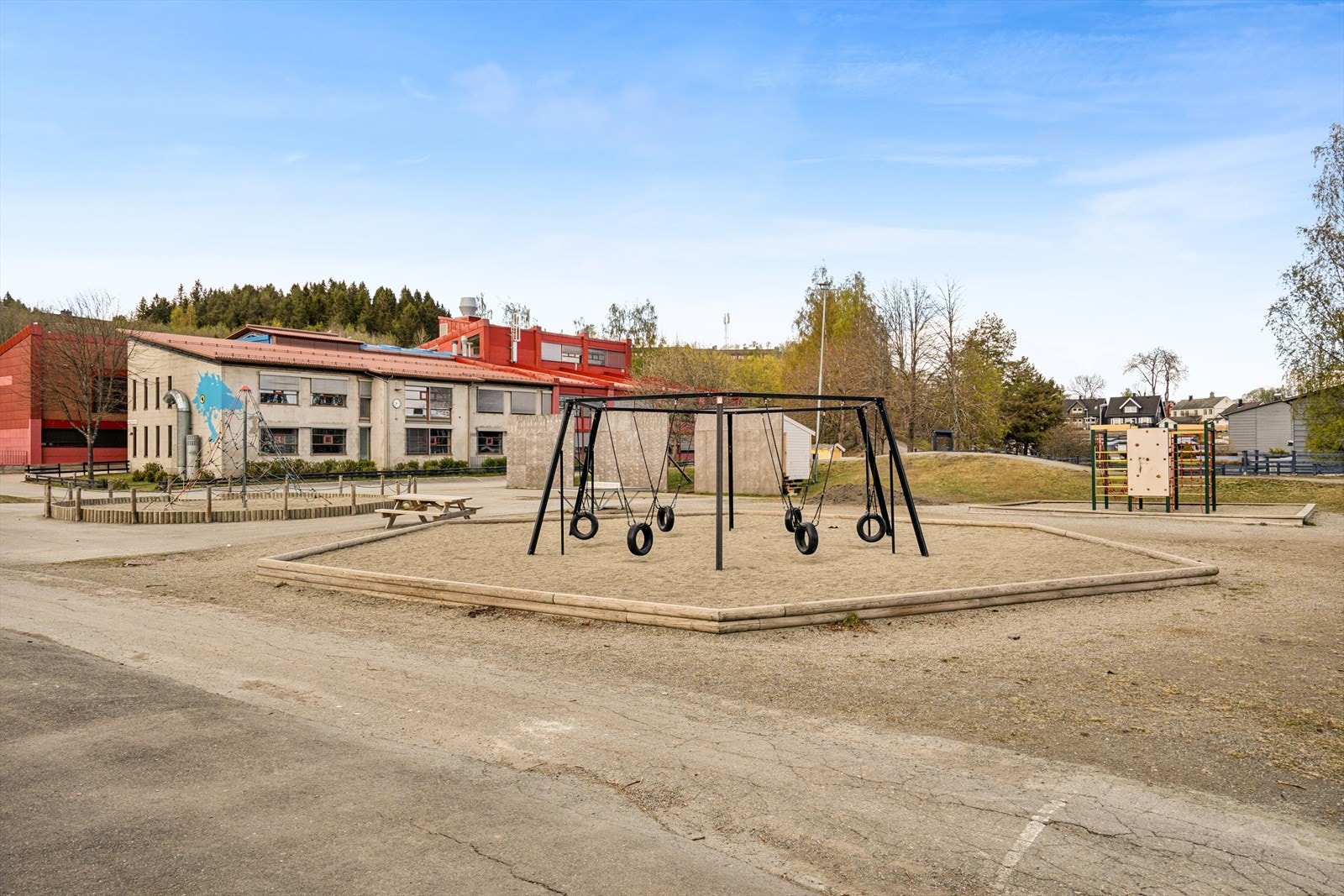 Flatåsen skole og flere barnehager ligger kun en kort spasertur unna. Galleribilde