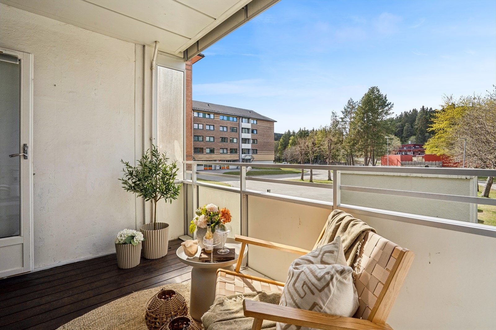 Den vestvendte balkongen på 8 m² er et skjermet uterom med god plass til en sittegruppe. Galleribilde