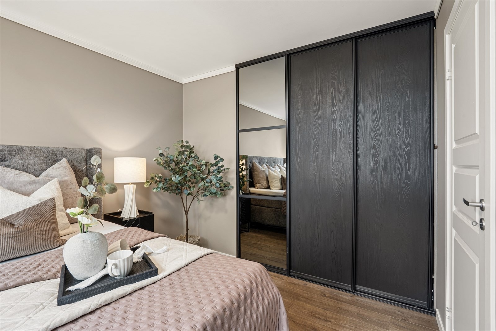Stor skyvedørsgarderobe med speilfronter gir rikelig med oppbevaringsplass. Galleribilde