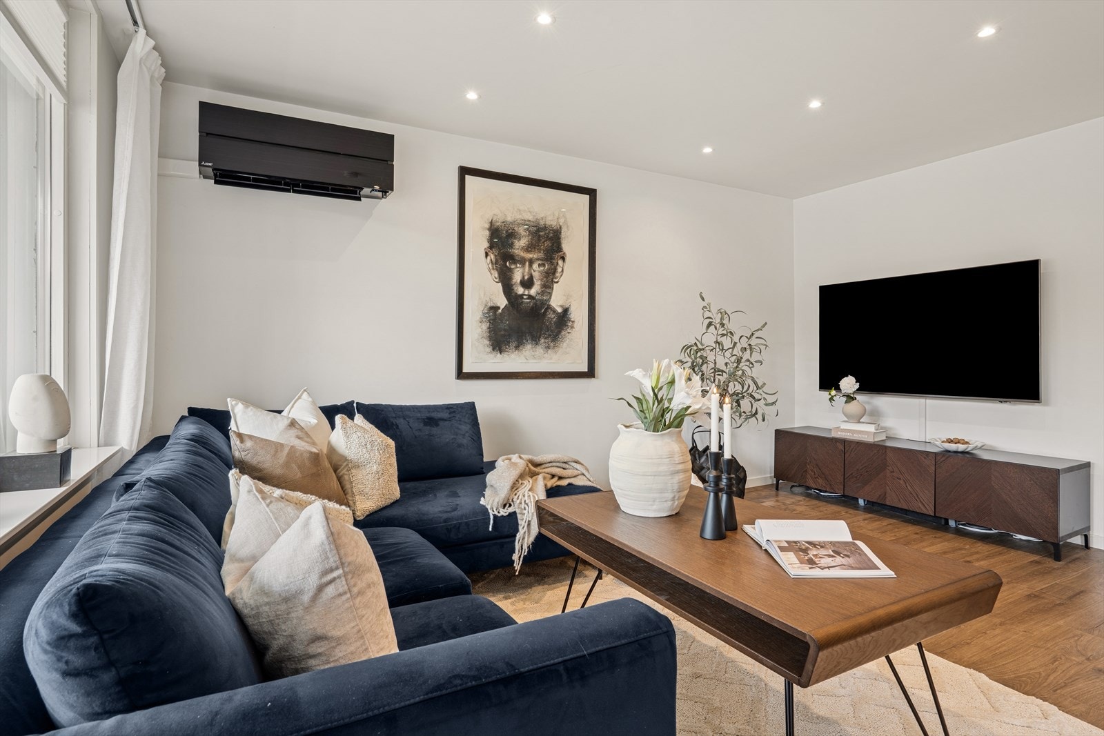 Stuen har plass til sofagruppe, og gir direkte utgang til en skjermet og vestvendt balkong. Galleribilde