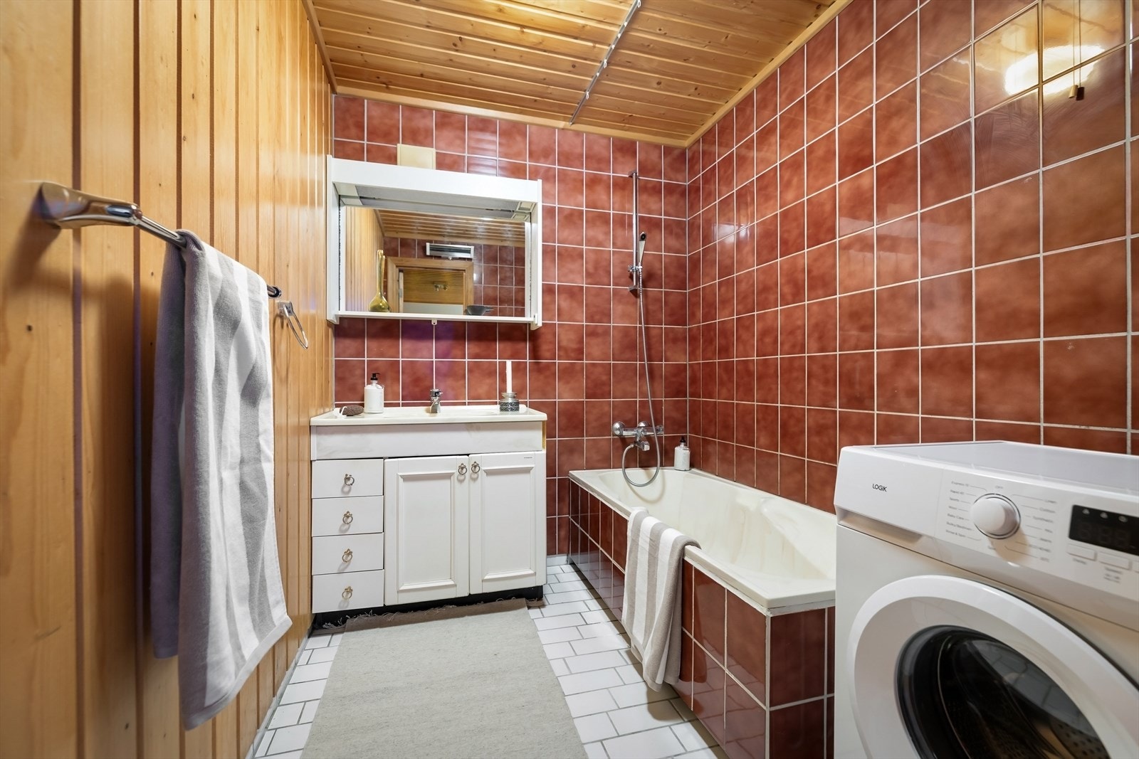 Badet i boenheten er utstyrt med innmurt badekar og har opplegg for vaskemaskin. Galleribilde