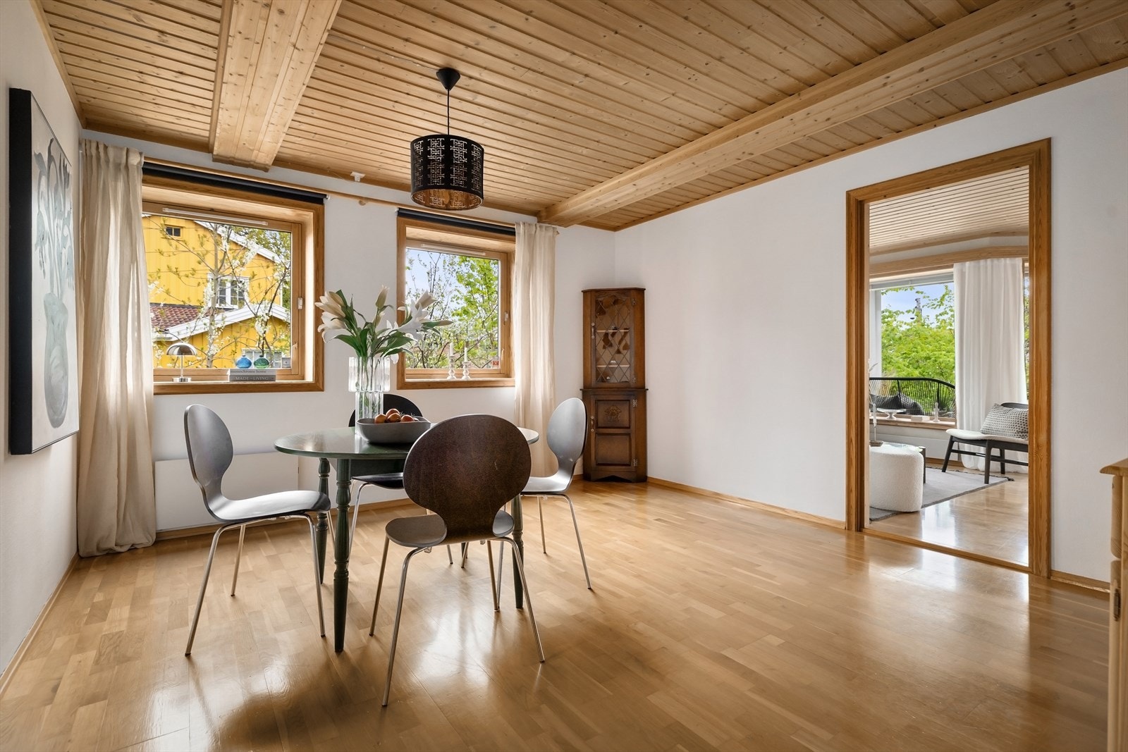 Stue/kjøkken i underetasjens boenhet, med utsikt mot hagen. Galleribilde