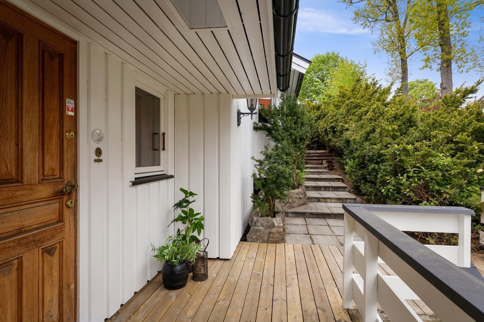 Adkomst til hovedinngangen via steinheller og treterrasse. Galleribilde