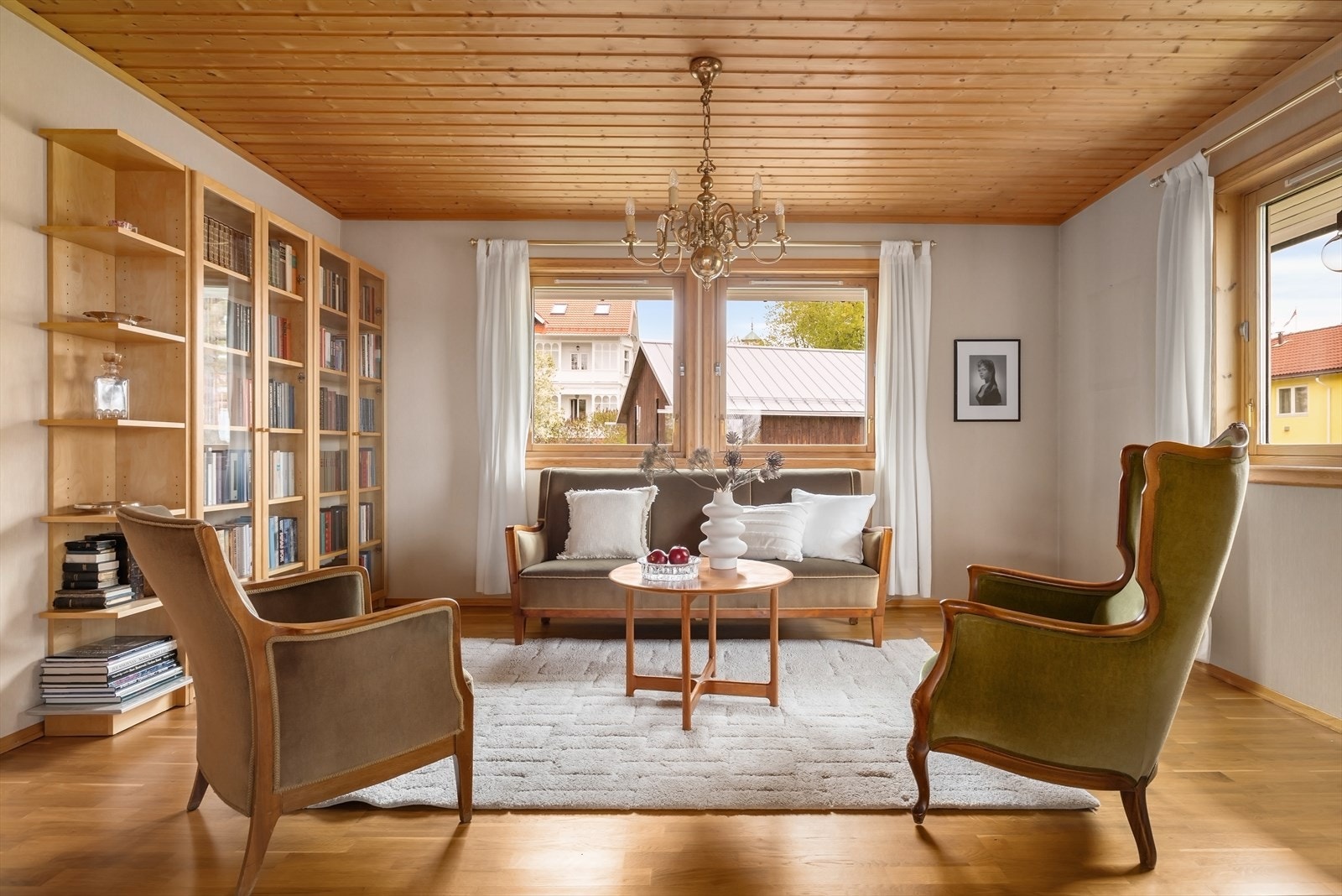 Rommet har plassbygde bokhyller og vinduer mot to sider. Galleribilde