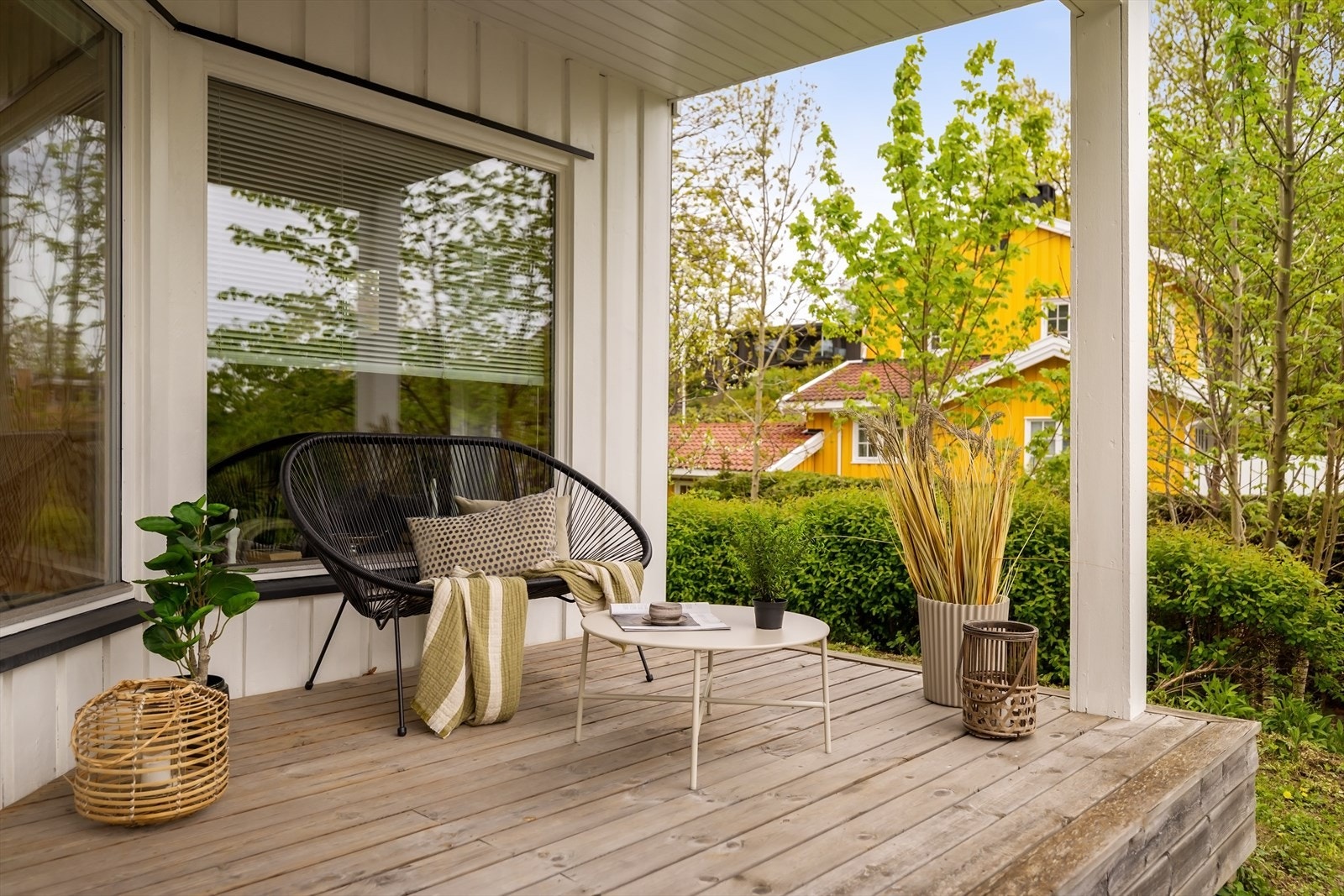 Fra kjellerstuen er det utgang til en overbygget, sydvendt terrasse. Galleribilde