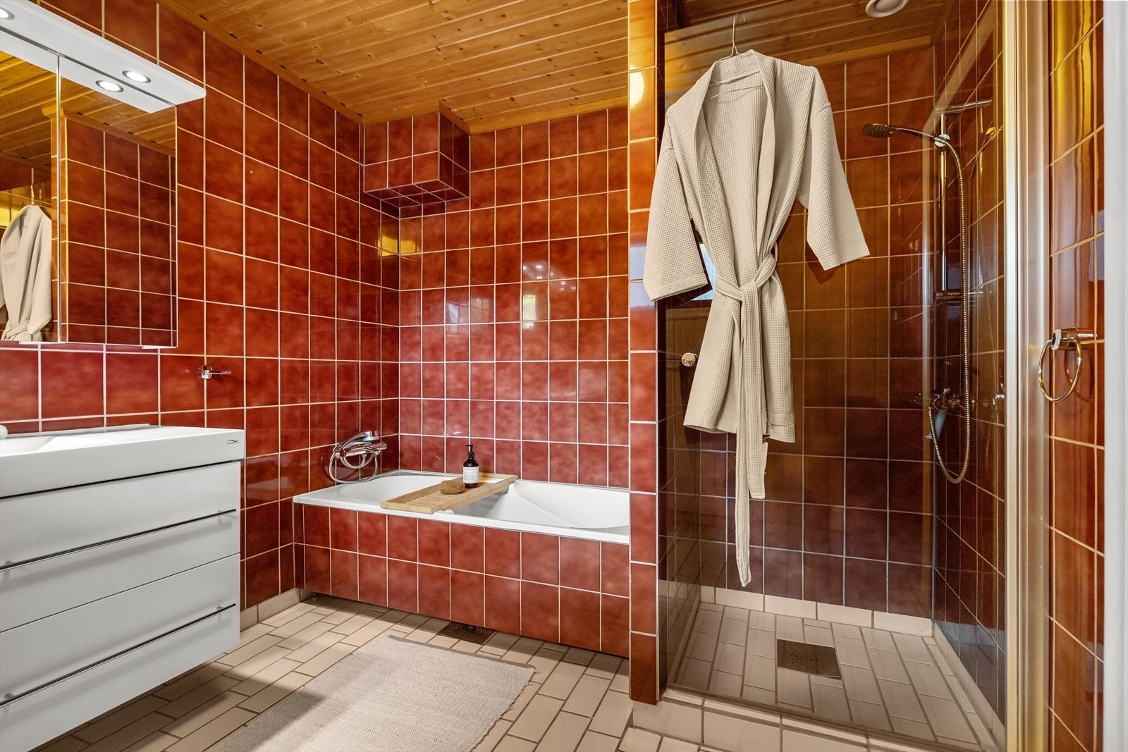 Badet tilknyttet hovedsoverommet har varmekabler, dusjnisje og innmurt badekar. Galleribilde