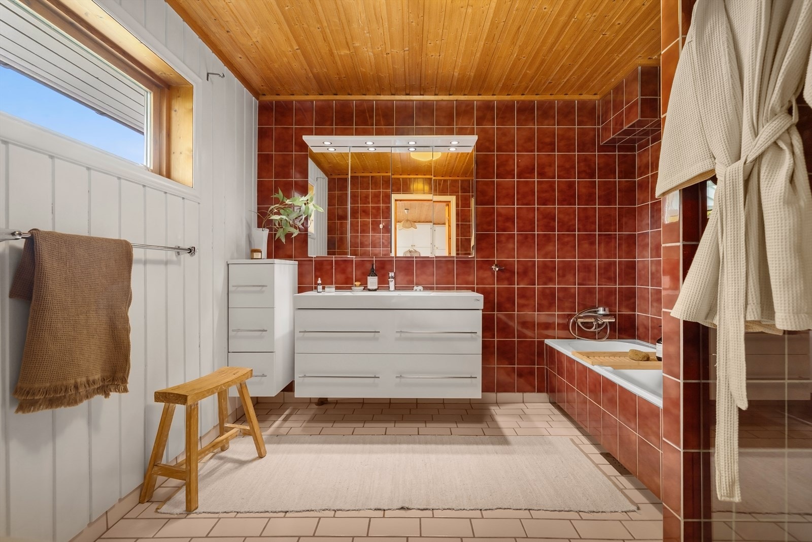 Badet har både dusjnisje og badekar, samt innredning med heldekkende servant. Galleribilde