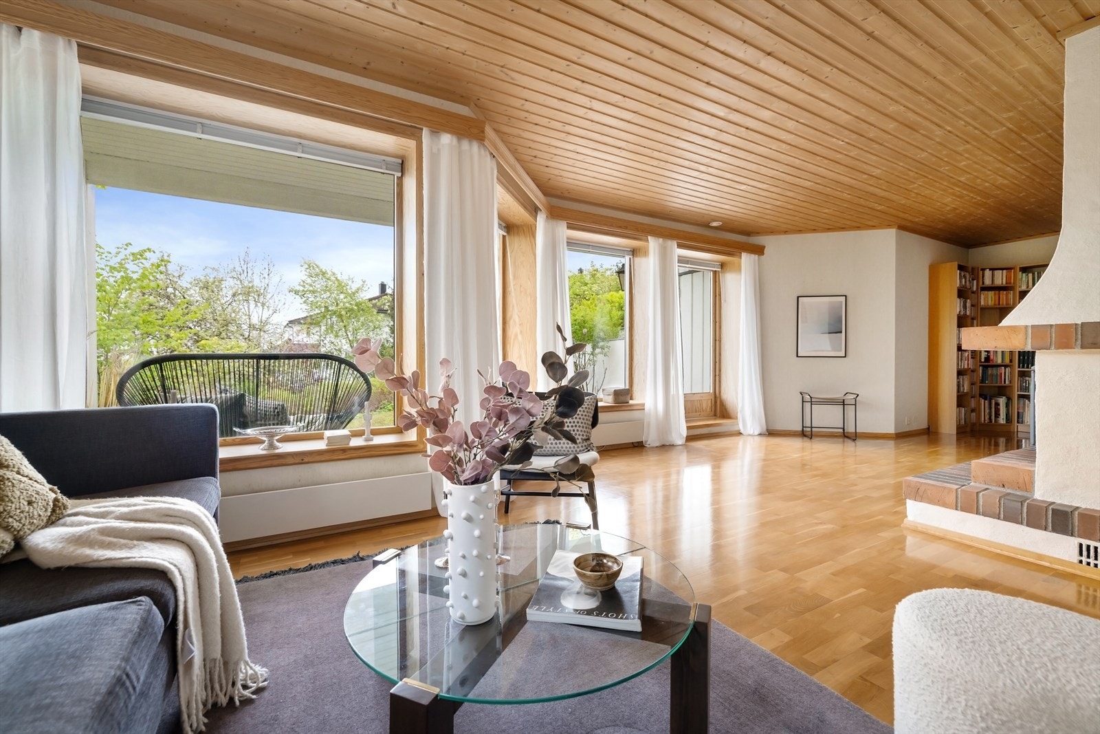 Fra kjellerstuen er det utsikt mot hagen. Galleribilde