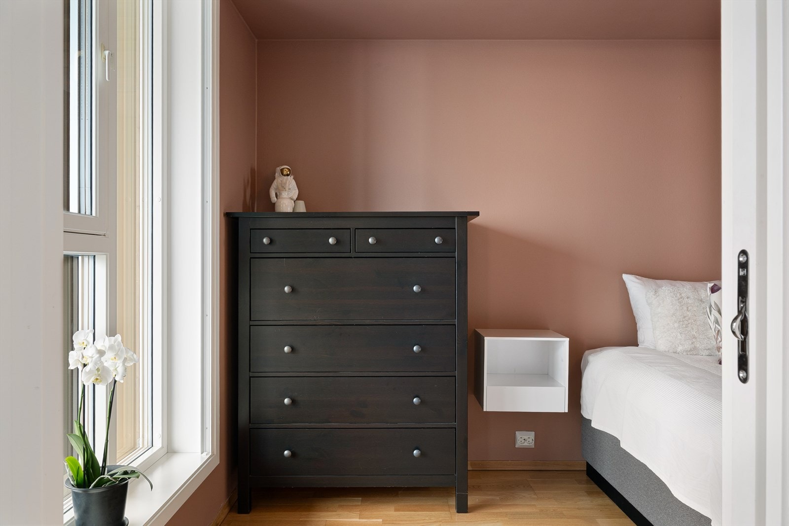 Det er også plass til en kommode eller en skrivepult. Galleribilde