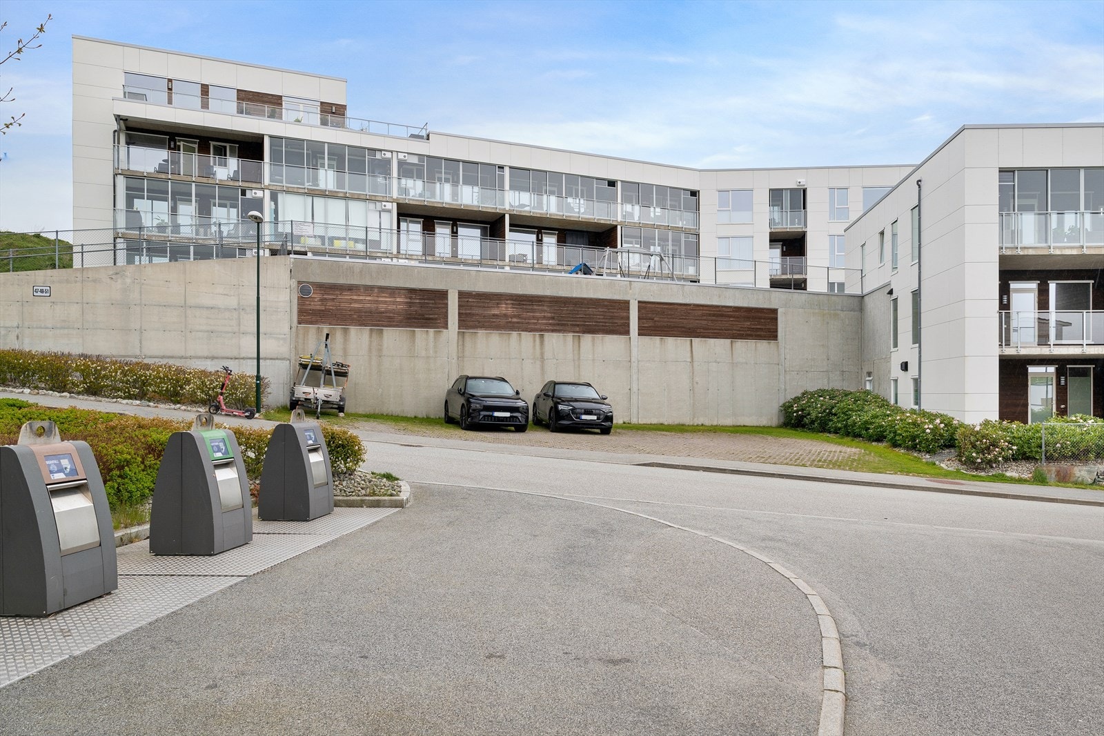 Det er ellers gjesteparkering på fremsiden og ved porten til garasjeanlegget. Galleribilde