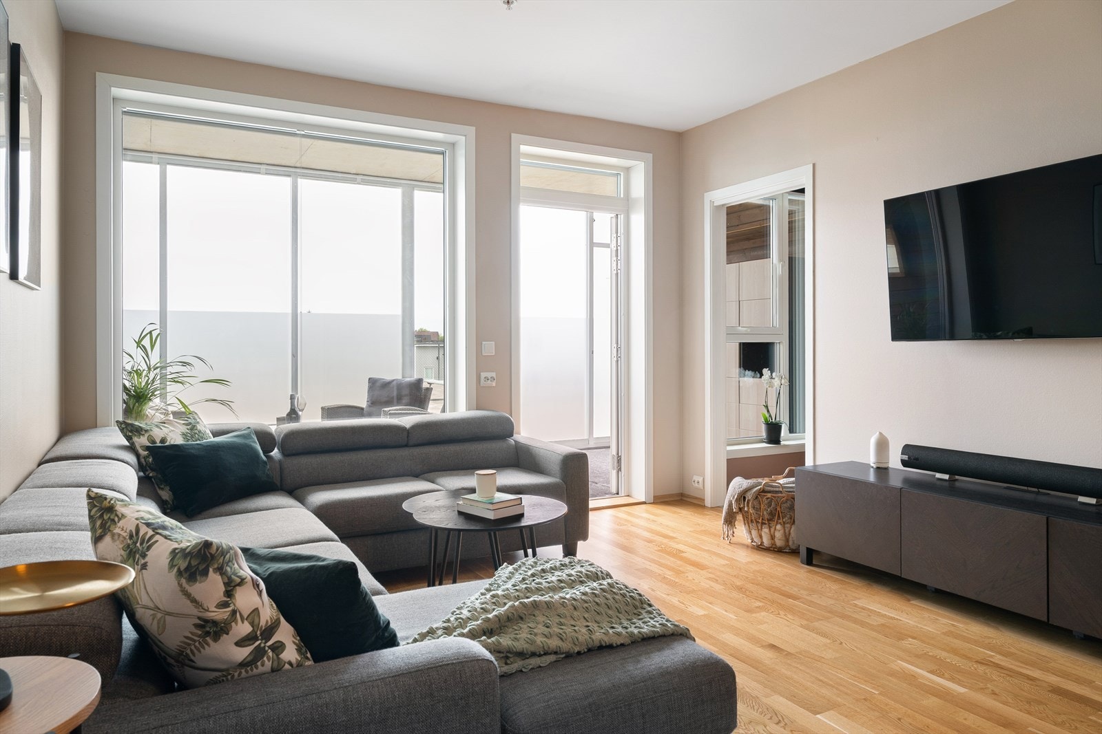 Det er plass til en god sofa og tv-møbel. Galleribilde