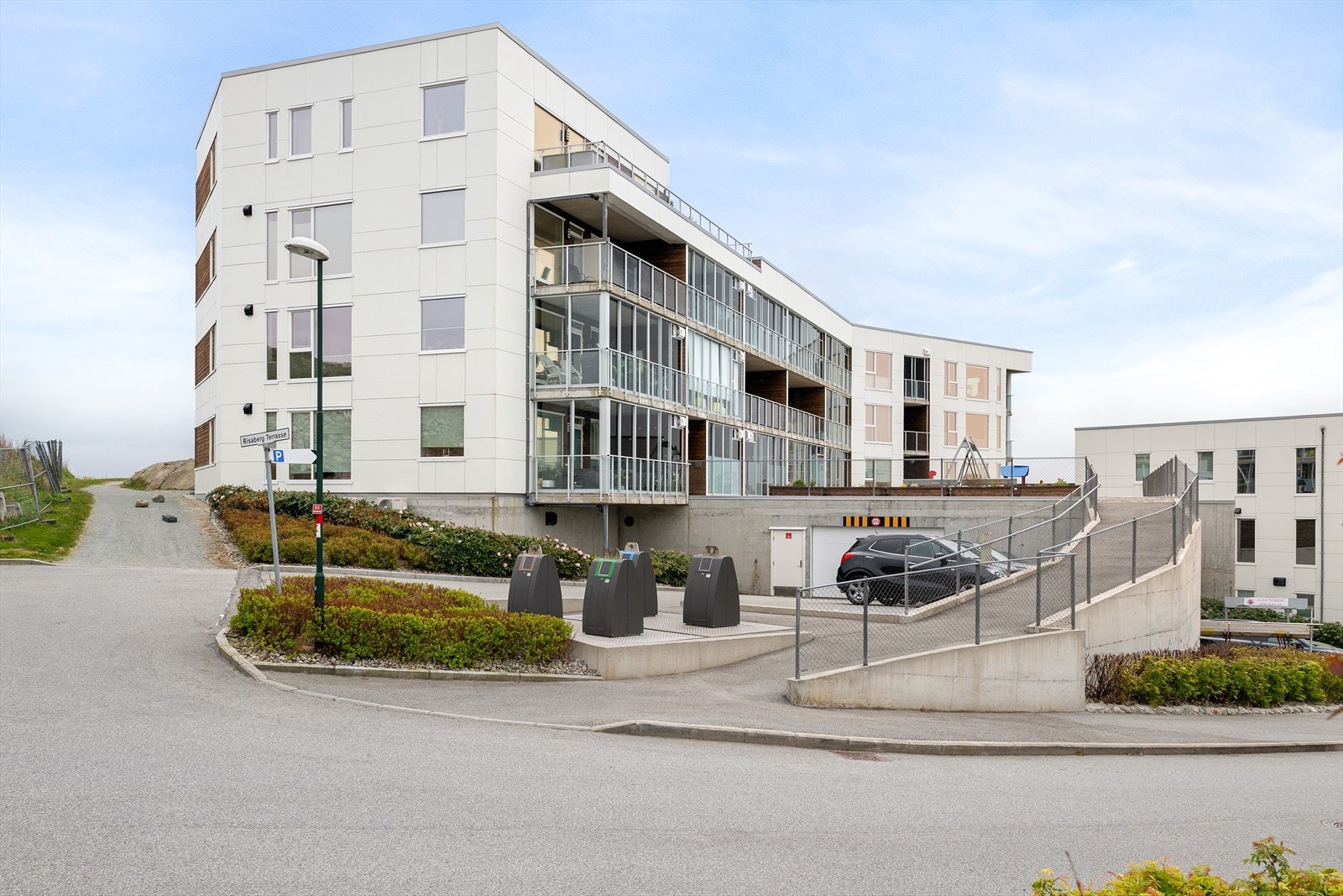 Leiligheten har fast parkering i lukket anlegg og bod på 5 kvm. Galleribilde