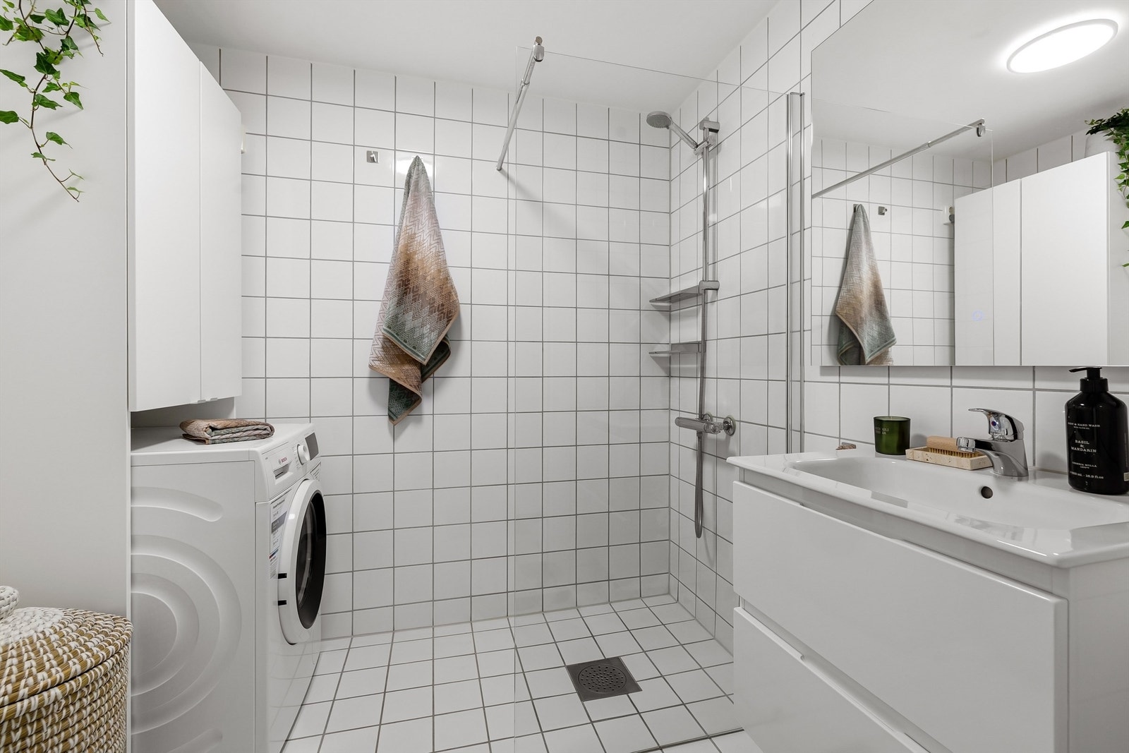 Pent bad med bl.a. varmekabler i gulvet og opplegg for vaskemaskin Galleribilde