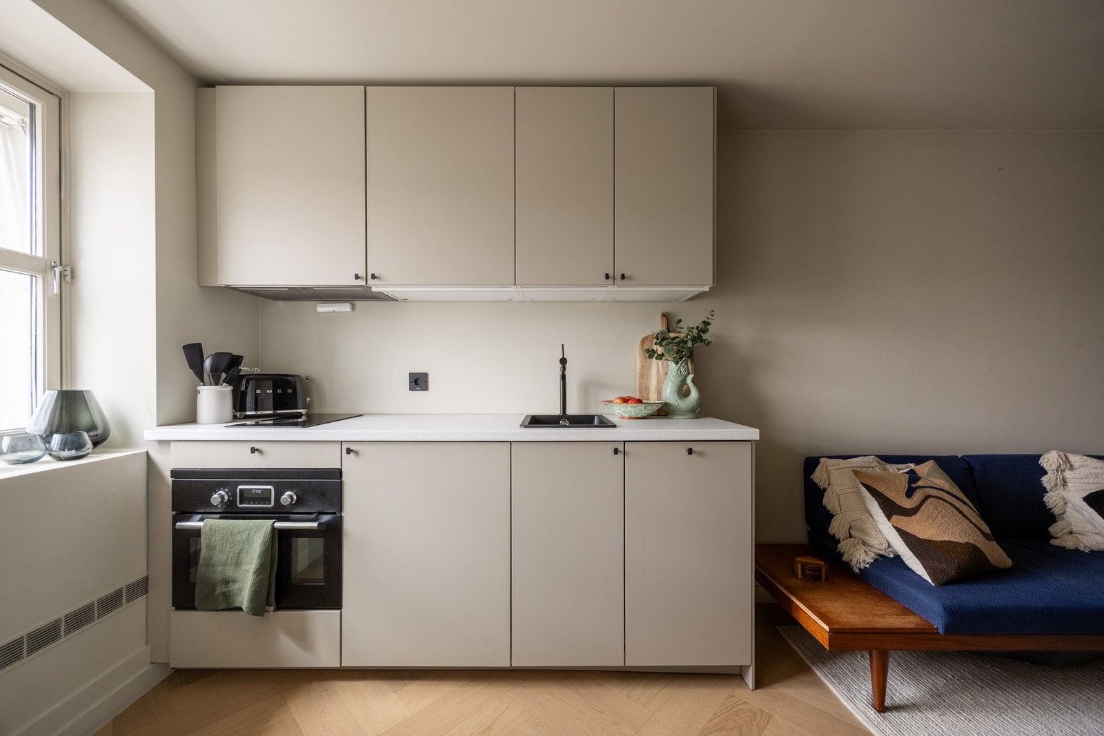 Pent IKEA-kjøkken med integrerte hvitevarer. Galleribilde