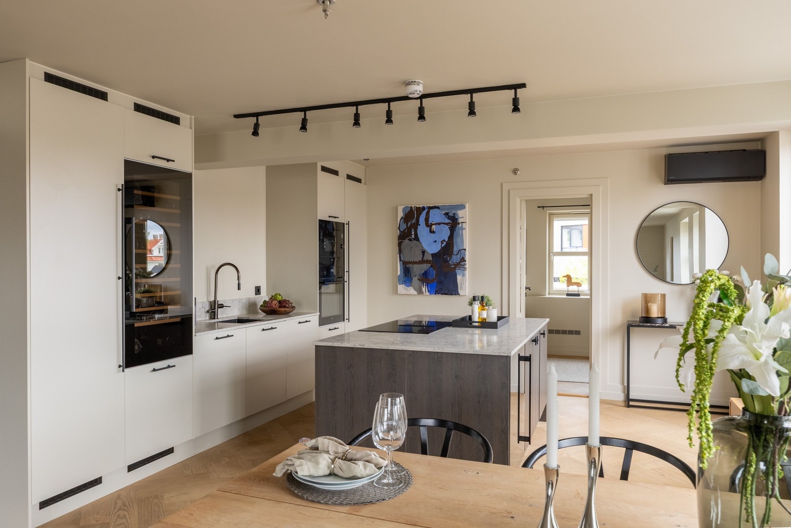 Kjøkkenet er fra HTH, i et strømlinjeformet design som passer perfekt til rommet. Galleribilde