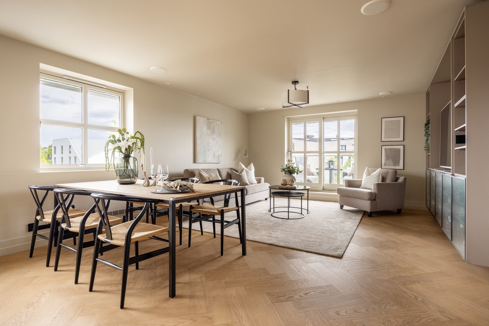 Det er god plass til sofagruppe, spisebord og annet tilhørende møblement i rommet. Galleribilde