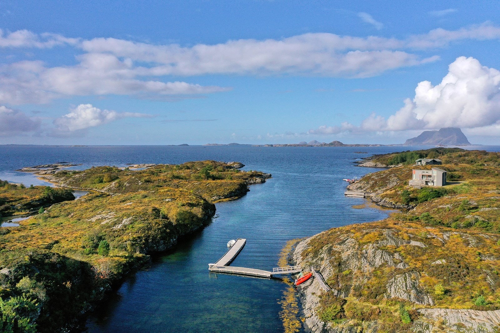 Båtplassen ligger fint til i lun vik. Galleribilde