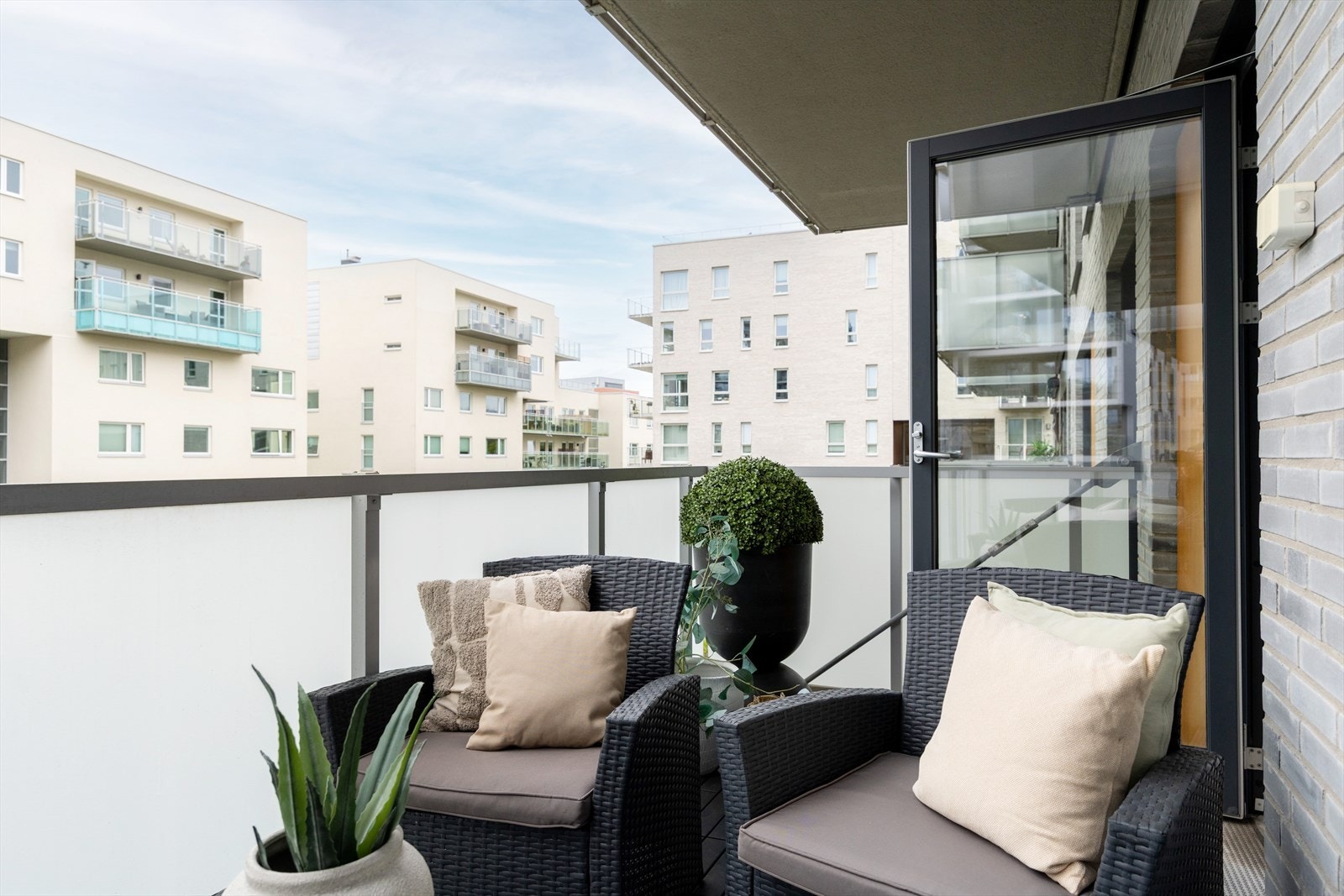 Dette er en moderne og innbydende 4-roms leilighet med attraktiv beliggenhet i hjertet av Nydalen. Galleribilde