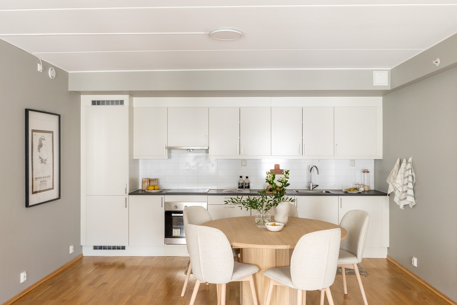 Leiligheten har en åpen og sosial kjøkkenløsning med stilrent HTH-kjøkken, moderne innredning og gode arbeidsflater som legger til rette for både matlaging og hyggelige sammenkomster. Galleribilde