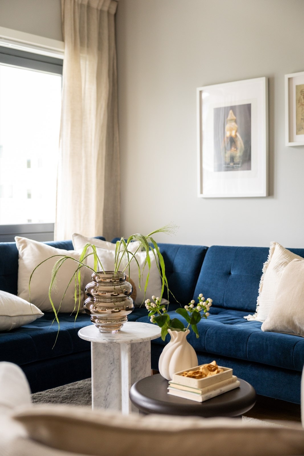 Stuen har himling med prefabrikerte betongelementer og malte plater, samt vegger med malte plater, gir et moderne og stilrent uttrykk. Galleribilde