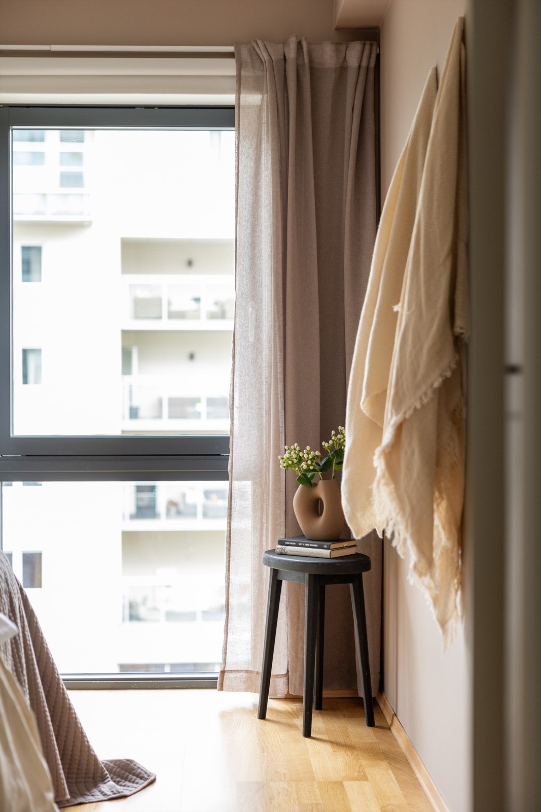 Her har du store vindusflater gir rommet rikelig med naturlig lys. Galleribilde