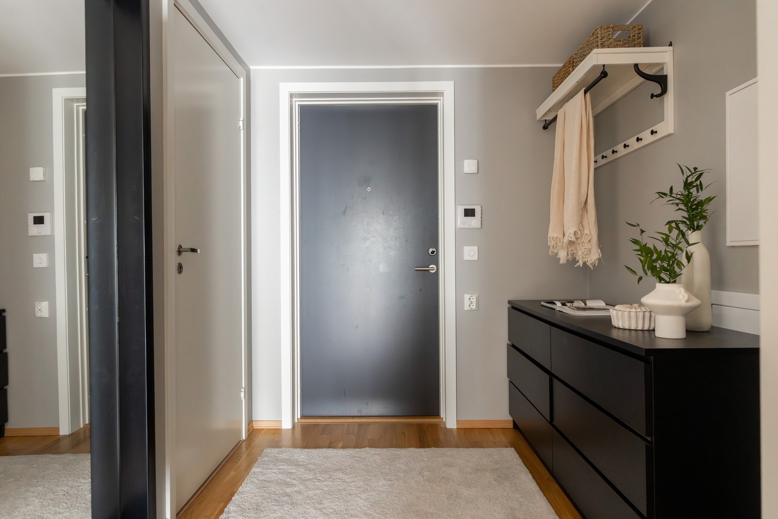 Leiligheten har en innbydende entré som skaper et umiddelbart godt førsteinntrykk. Galleribilde