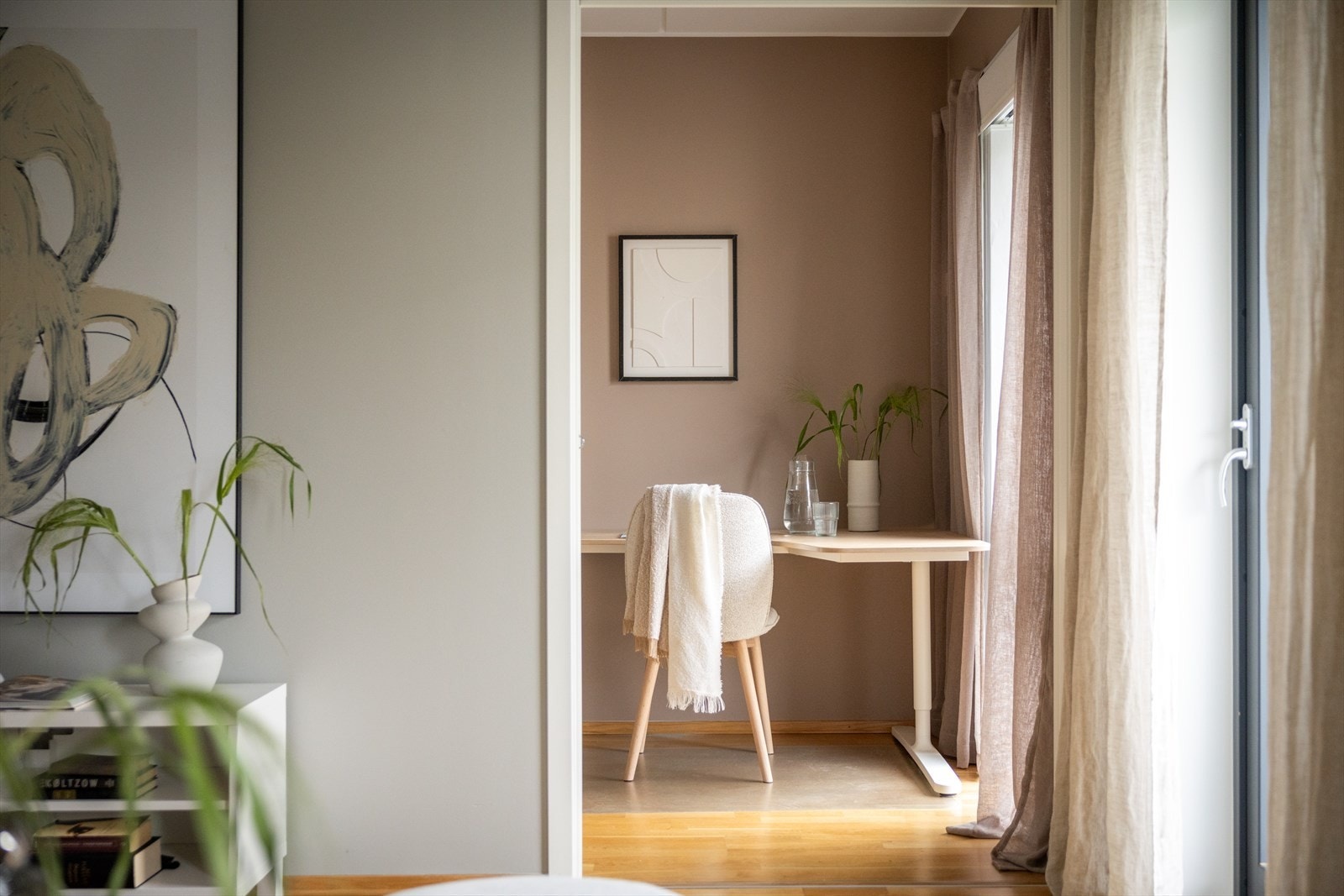Fra stuen er det direkte tilgang til ett av boligens soverom. Galleribilde