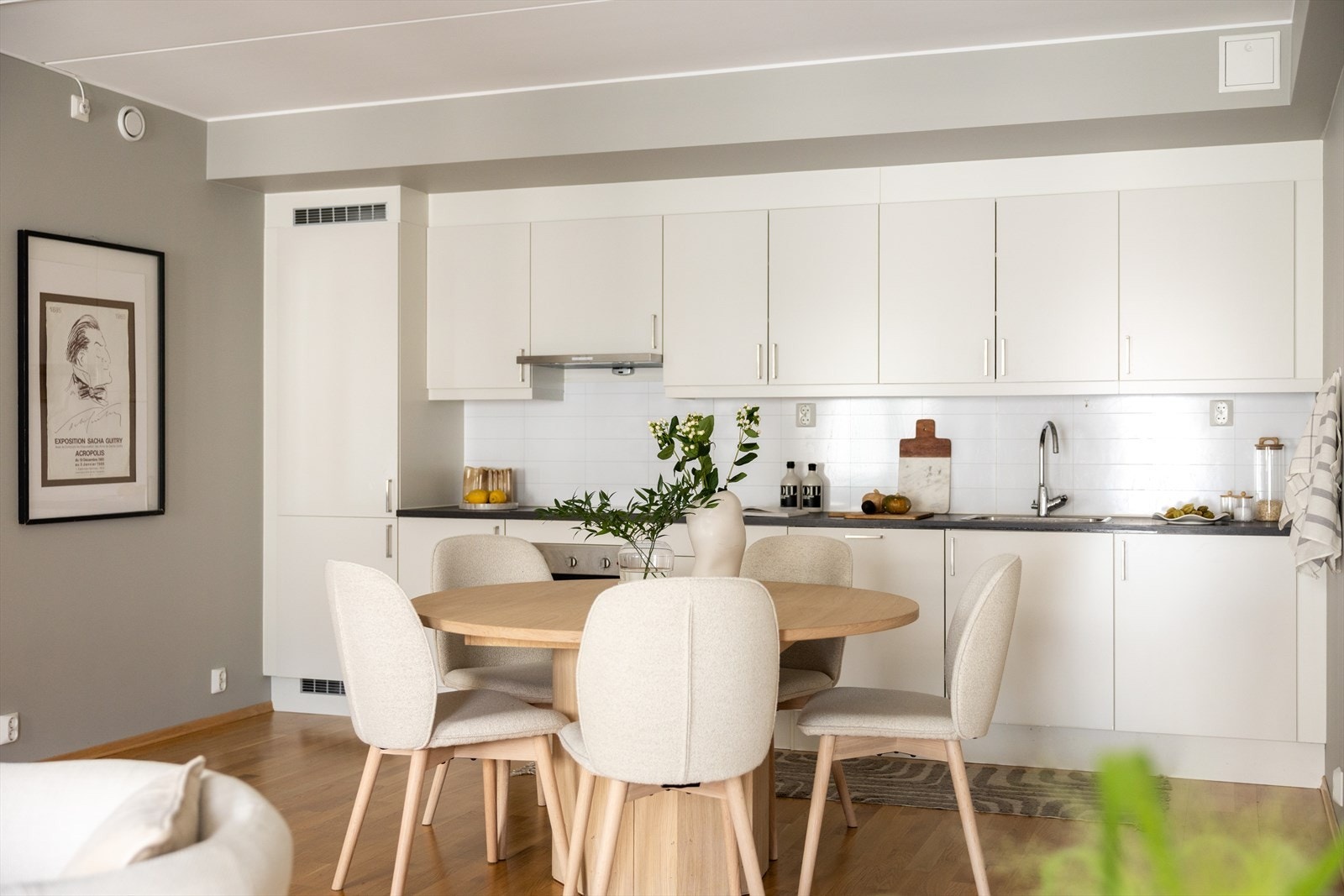 Kjøkkeninnredningen har glatte fronter og laminat benkeplate med nedfelt vaskekum og ettgreps blandebatteri. Galleribilde