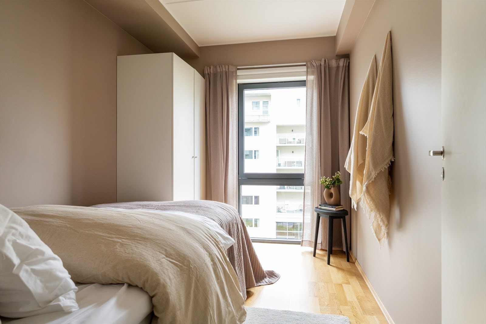 Dette soverommet har også en praktisk størrelse med plass til seng, garderobe og øvrig møblement. Galleribilde