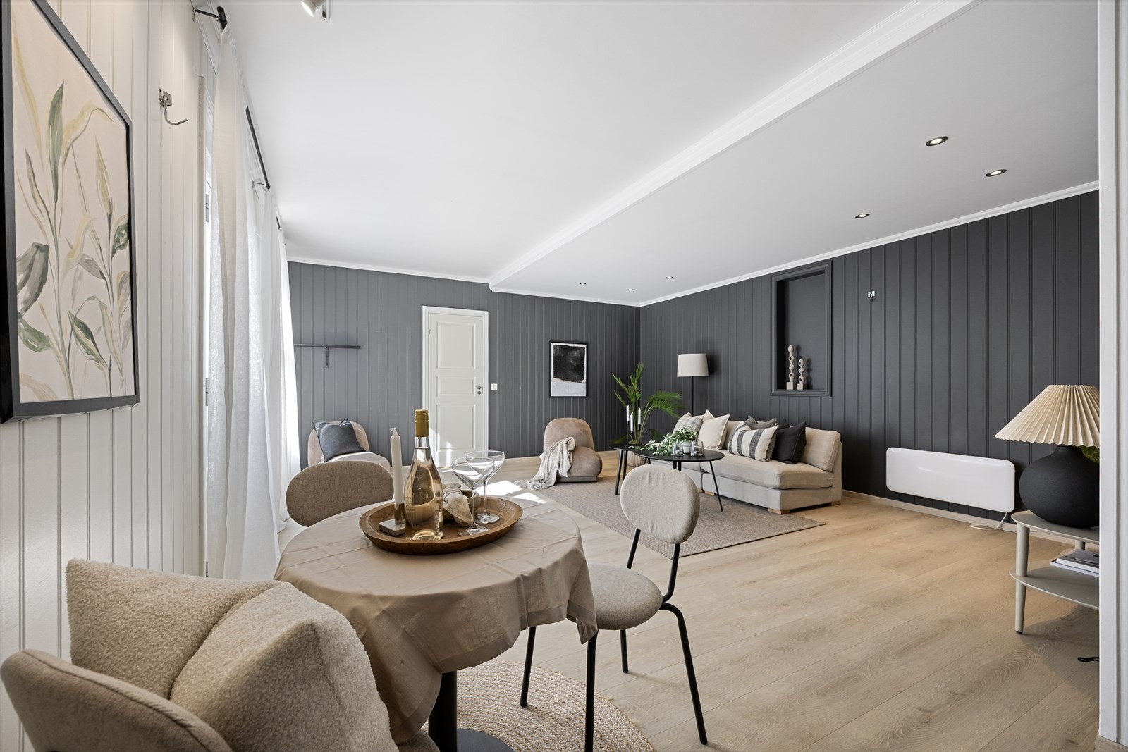 Den åpne romløsningen gir fleksible møbleringsmuligheter. Stuen har god plass til sofagruppe og møblement. Galleribilde