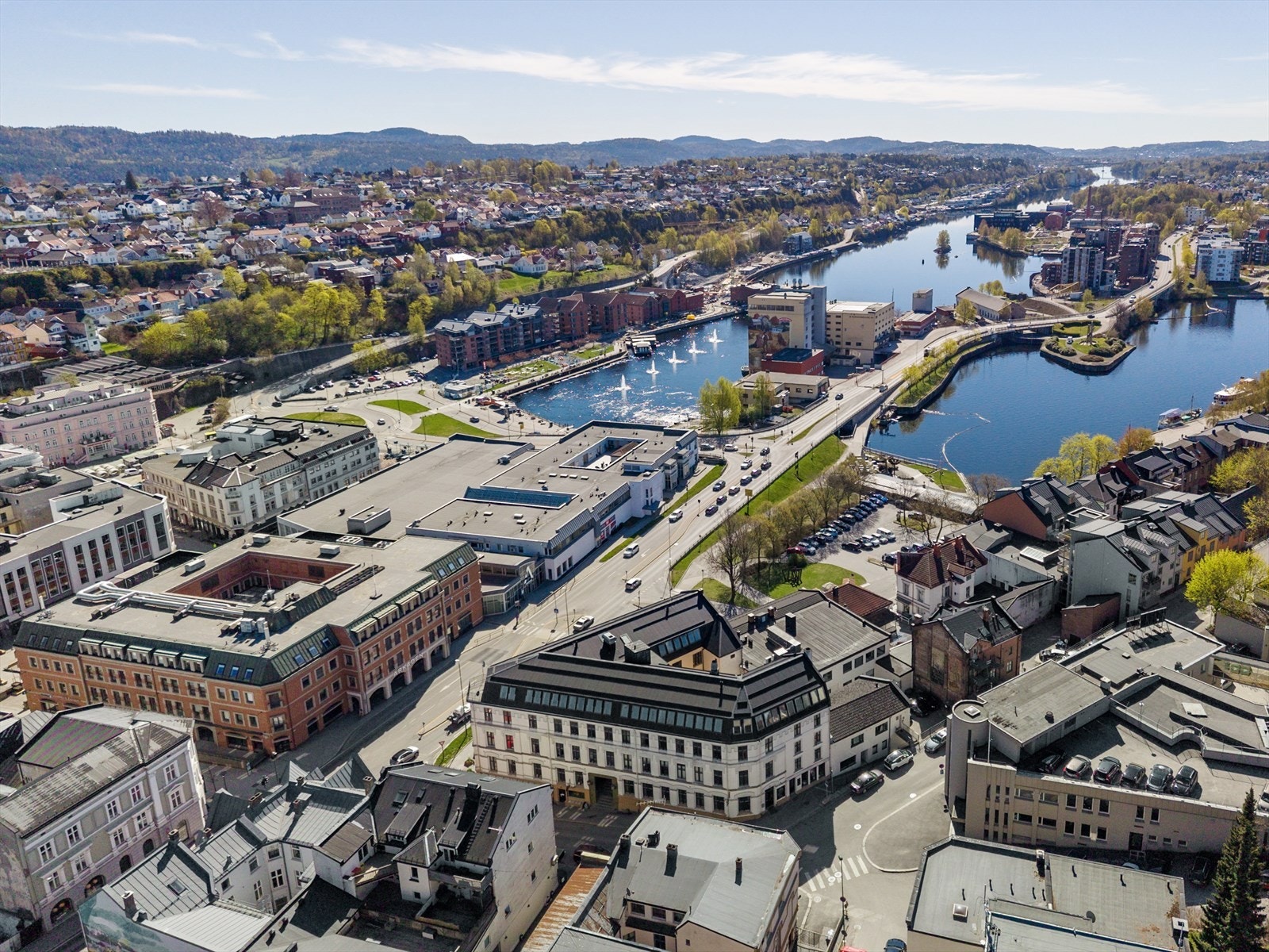 Her bor du med umiddelbar tilgang til bylivet. Rett over gaten ligger Arkaden, som dekker de fleste shoppingbehov i hverdagen. Galleribilde
