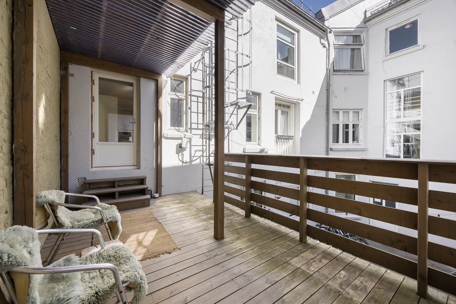 Det er svalgang/balkong utenfor leilighetens soverom som kan benyttes. Her er det plass til en liten sittegruppe, skjermet i bakgården. Galleribilde