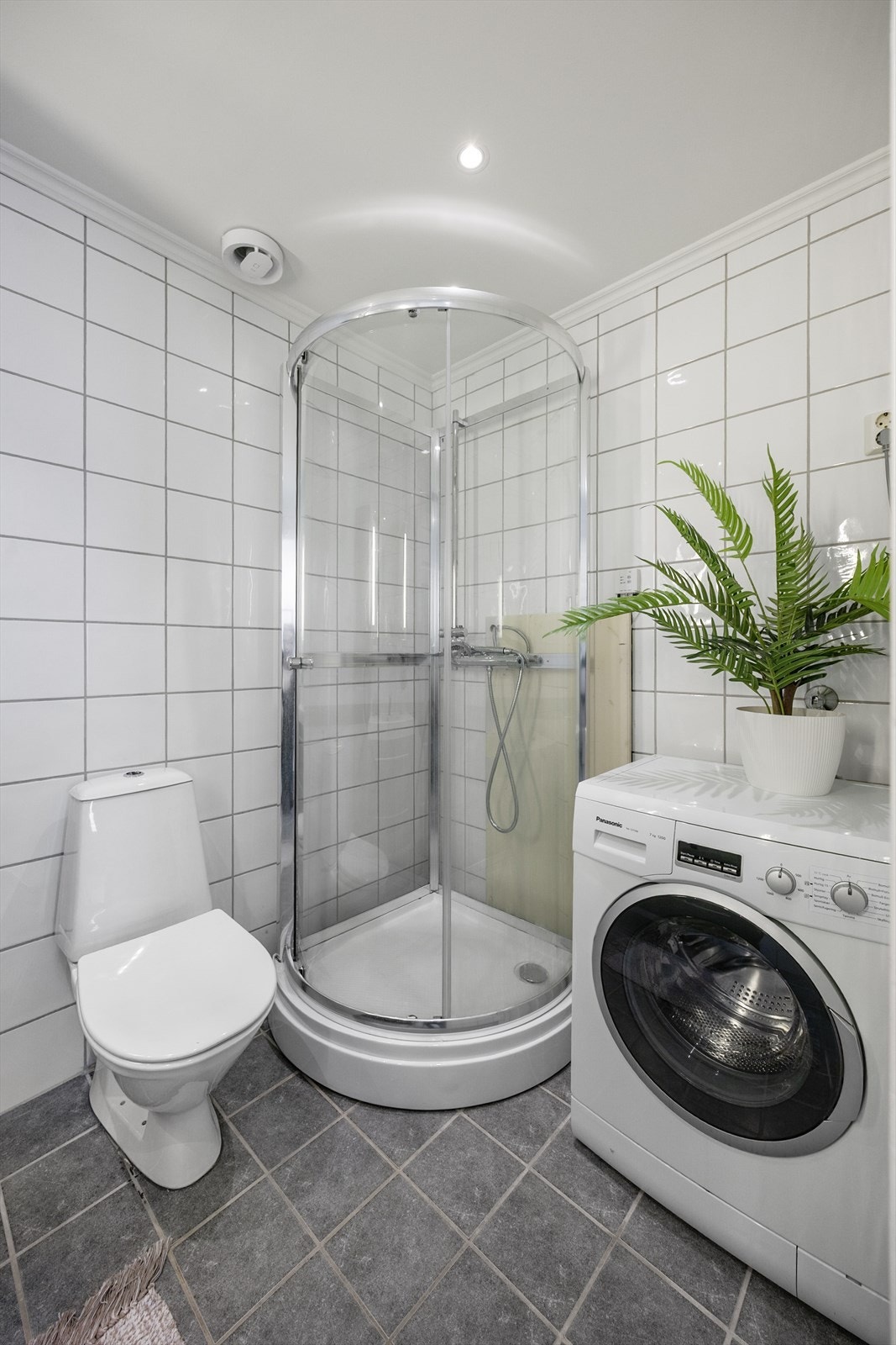 Leiligheten har et kott på badet. Kottet er plassert bak dusjsonen og inneholder en varmtvannstank på ca. 120 liter, installert i 2026. Galleribilde