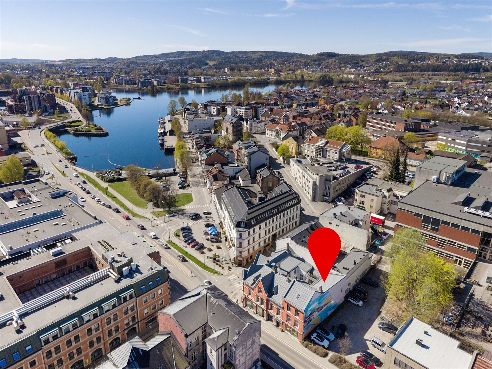 Sentrum kan ellers by på et godt utvalg av butikker, kafeer og restauranter, samt treningssentre og diverse kulturtilbud. Galleribilde