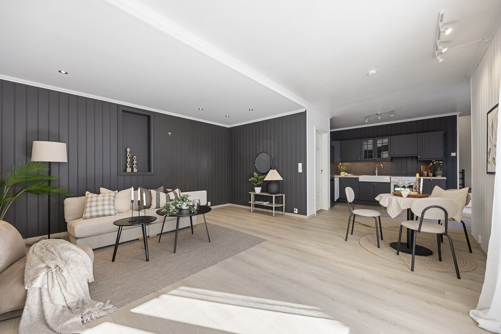 Flott selveierleilighet i en eldre, sjarmerende bygård. Leiligheten innehar en åpen og sosial planløsning mellom stue og kjøkken. Galleribilde
