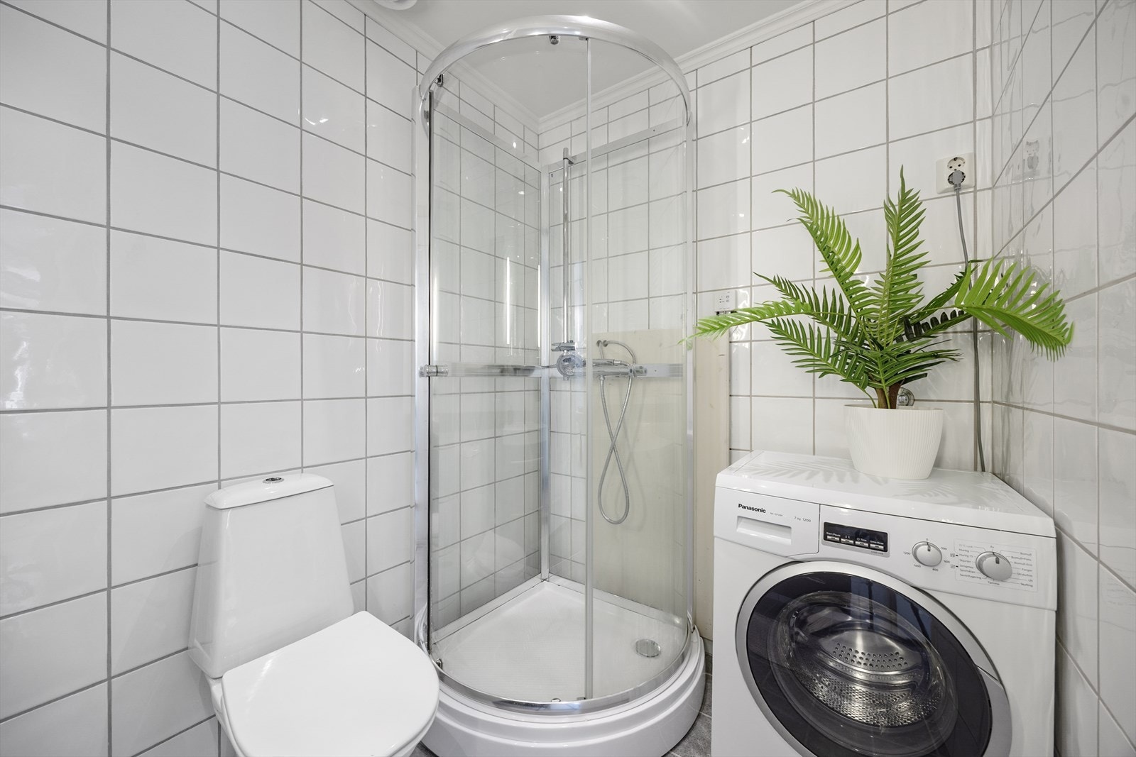 Badet har også opplegg for vaskemaskin. Himlingen, med nye spotter og elektrisk styrt vifte, ble installert i 2026. Galleribilde