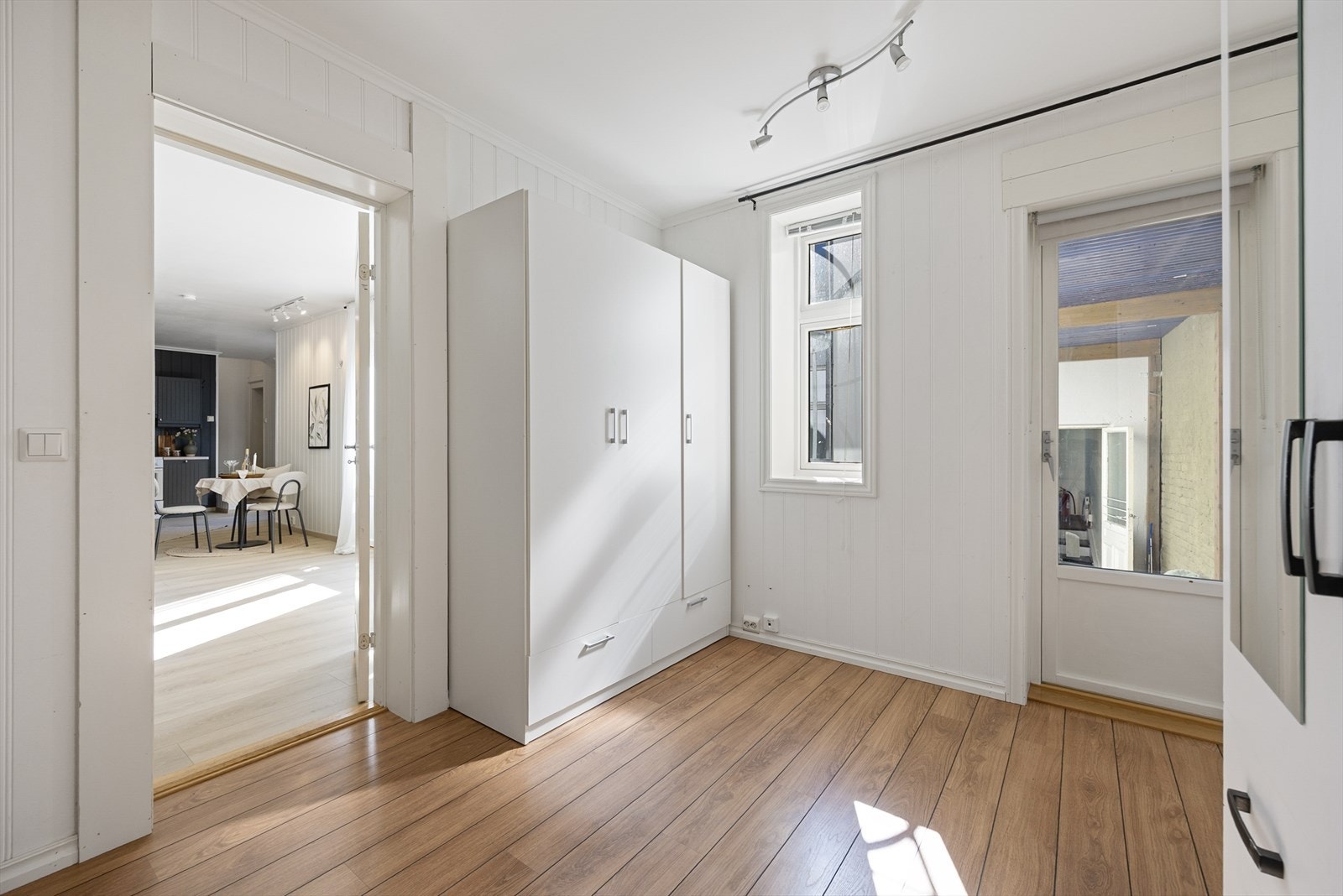 Fra soverommet er det utgang til en svalgang/balkong via en balkongdør fra 2013. Galleribilde