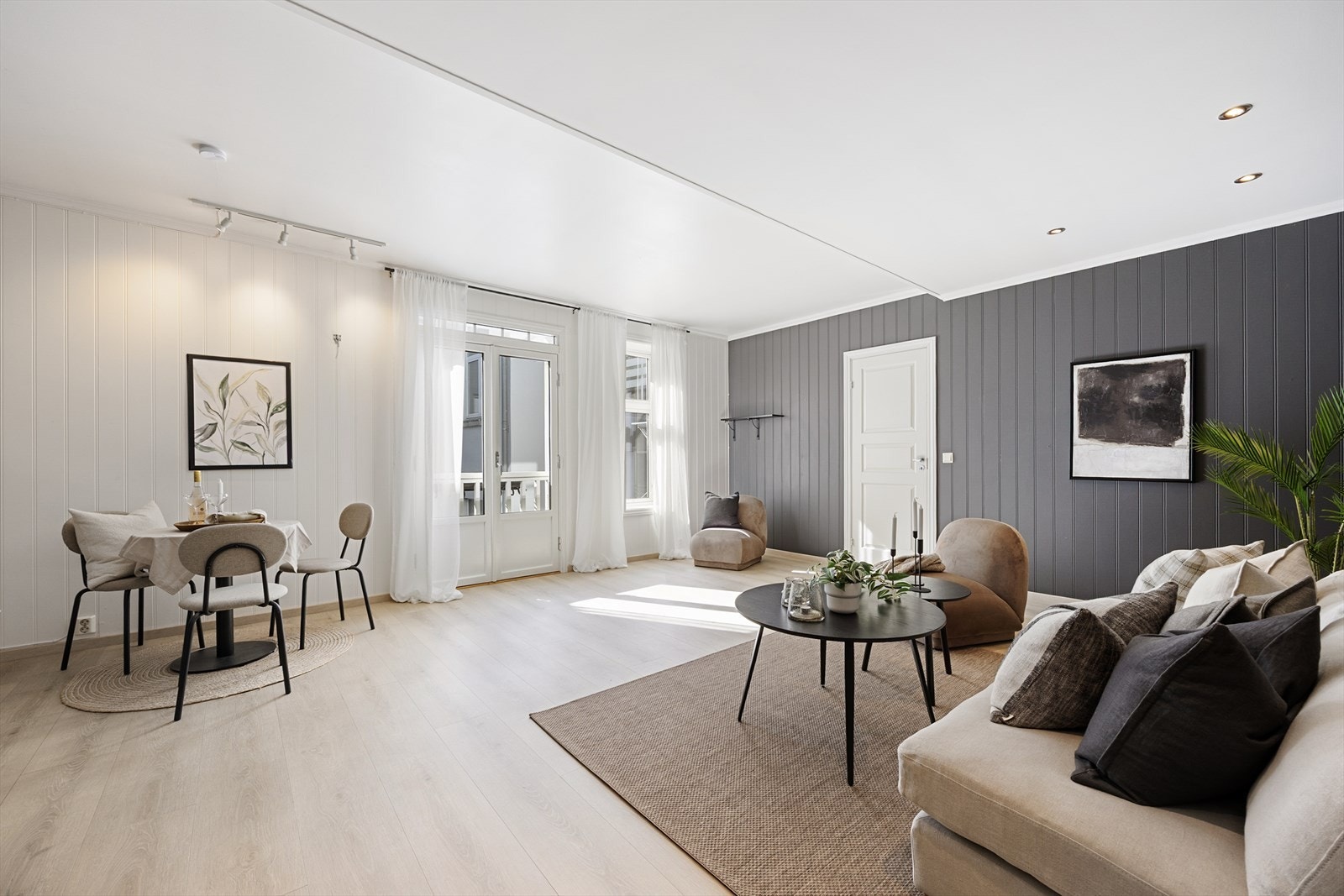 Stuen er et lyst og åpent rom med god plass til både sofagruppe og spisestue. Fransk balkong ut mot bakgården. Galleribilde
