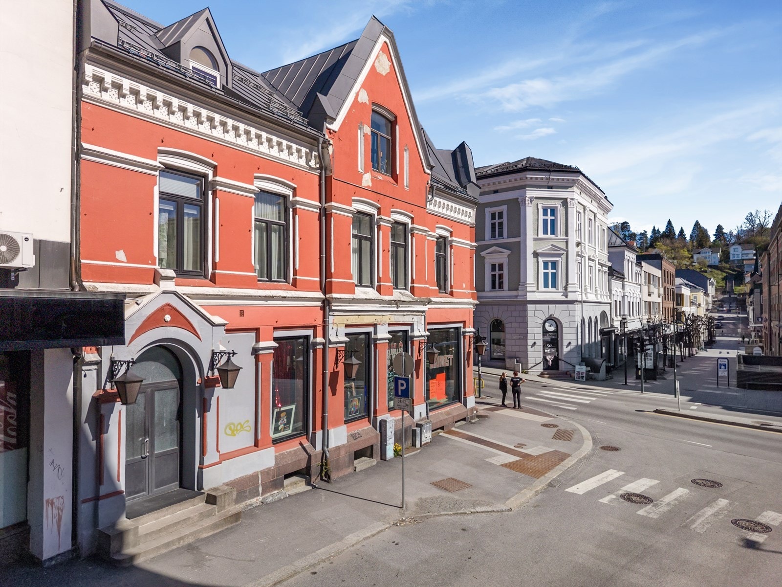 Leiligheten ligger tilbaketrukket og skjermet fra bystøy, men med umiddelbar nærhet til alt Skien sentrum har å by på! Galleribilde